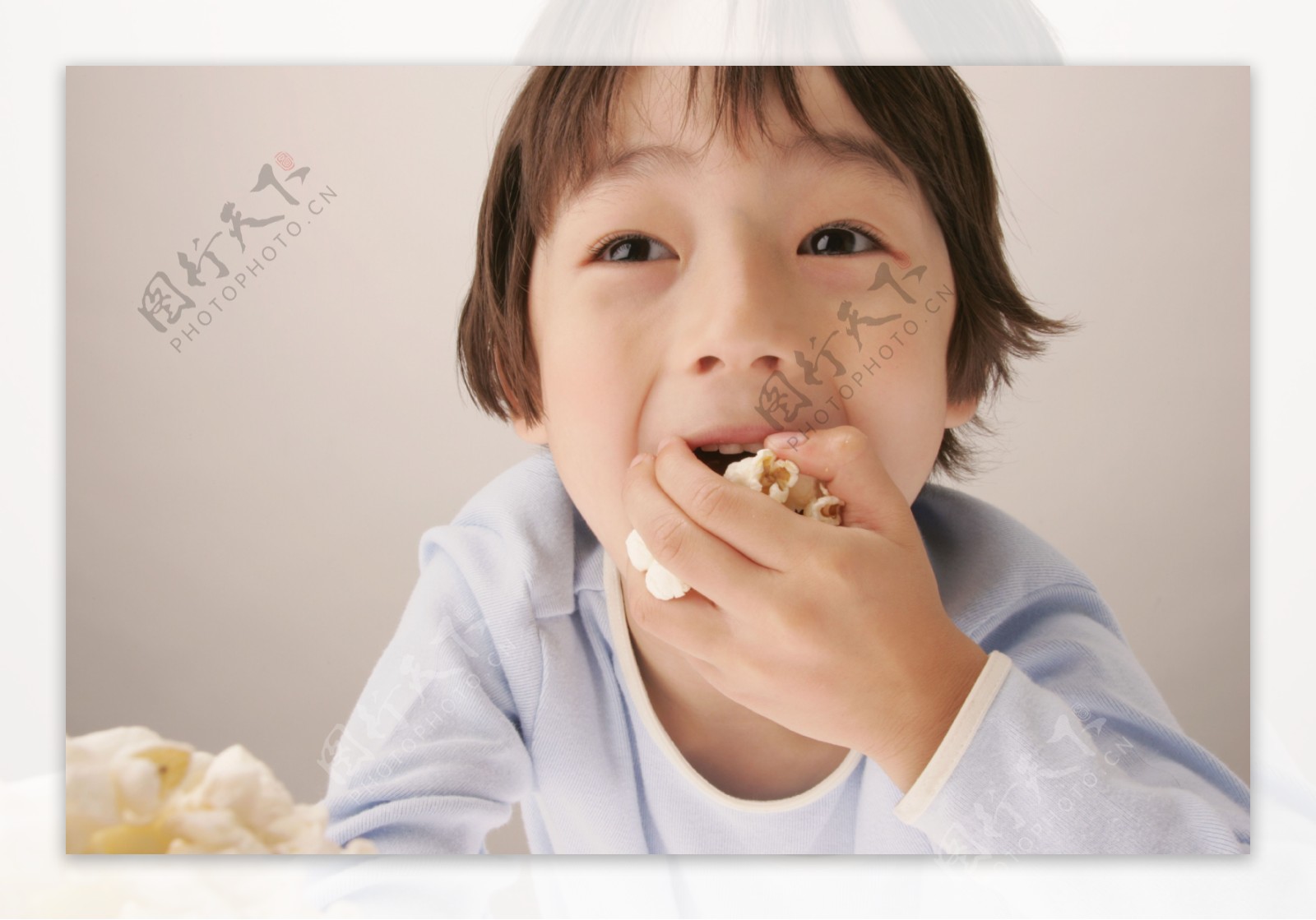 吃爆米花的儿童图片