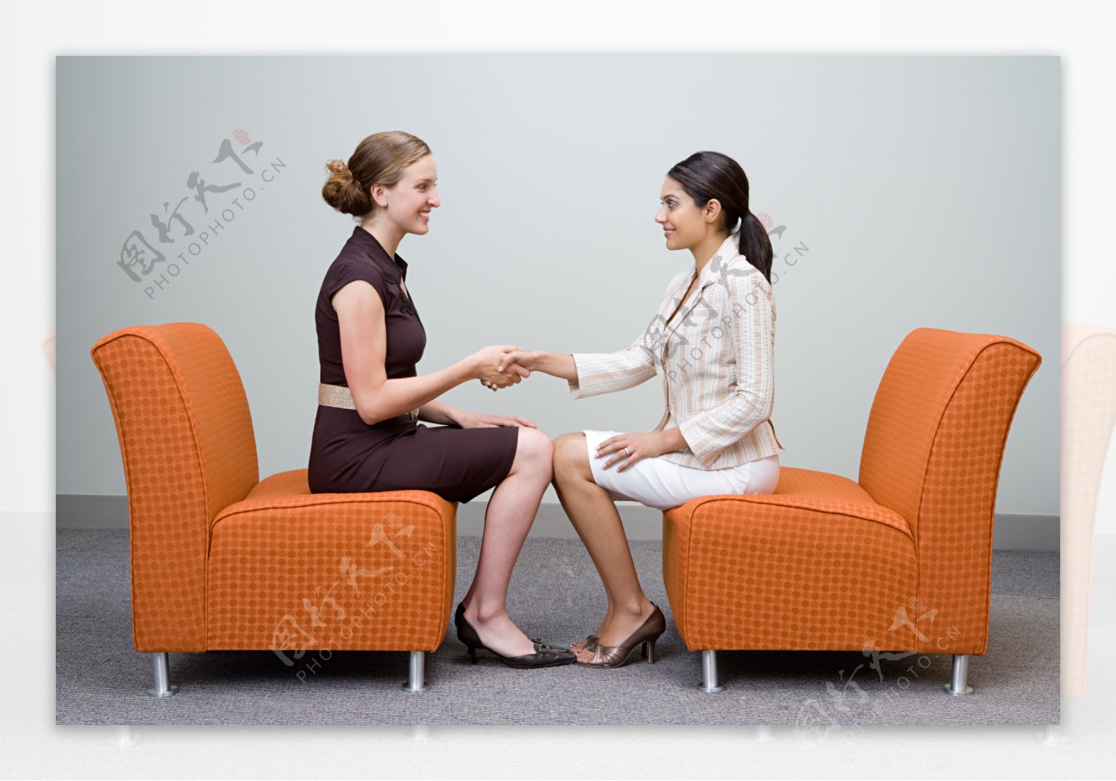 握手合作的两个商务女人图片