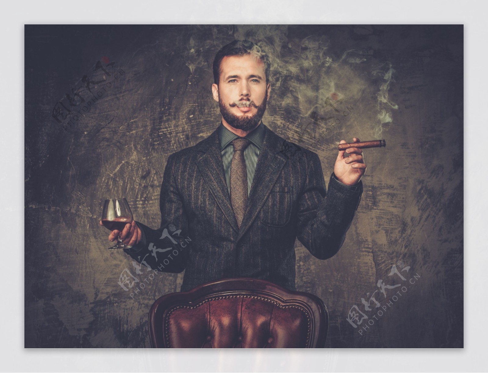 拿着雪茄和红酒杯的男人图片