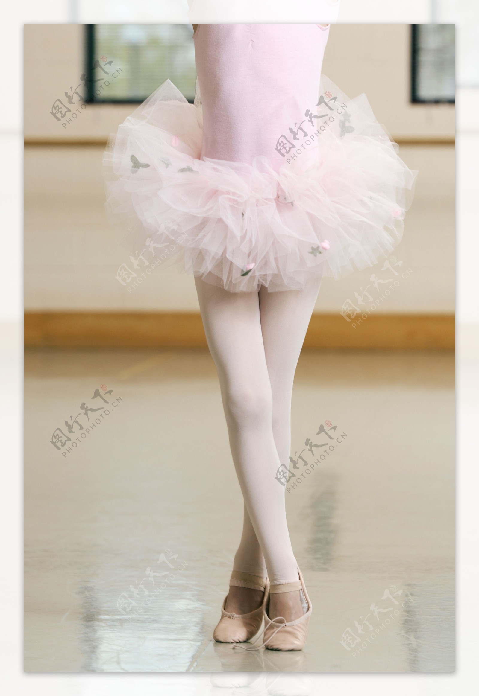 表演芭蕾舞的小女孩图片