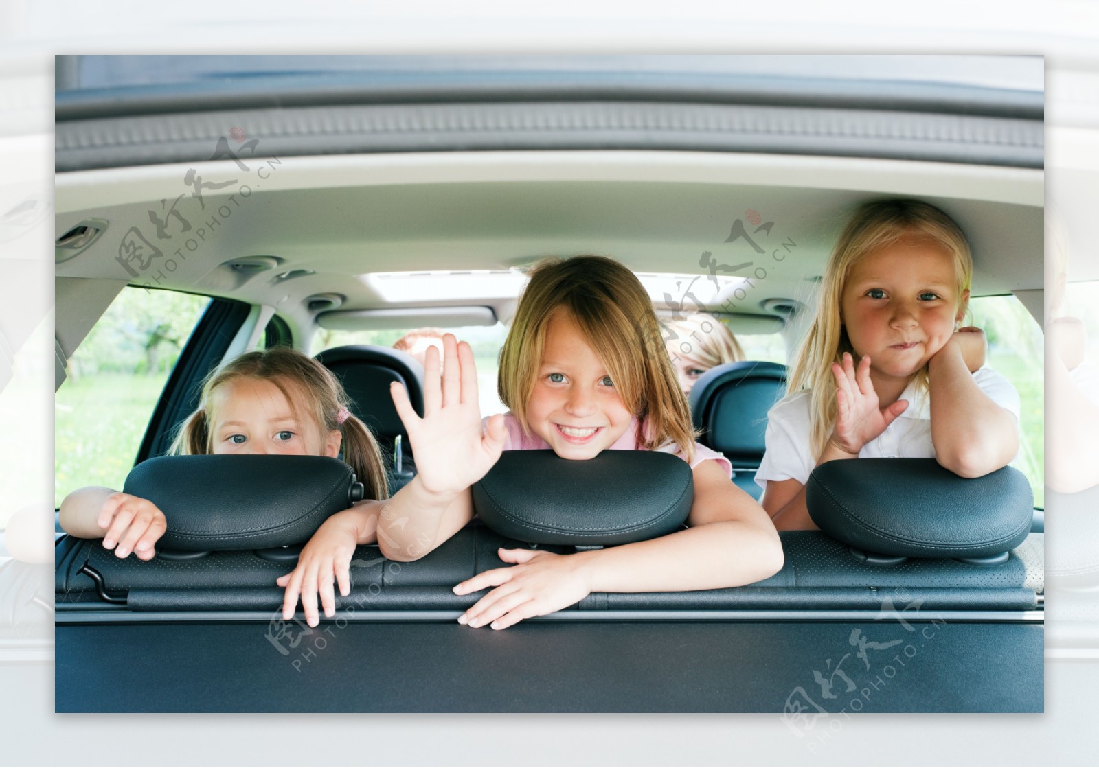 趴在车座上的三个女孩图片