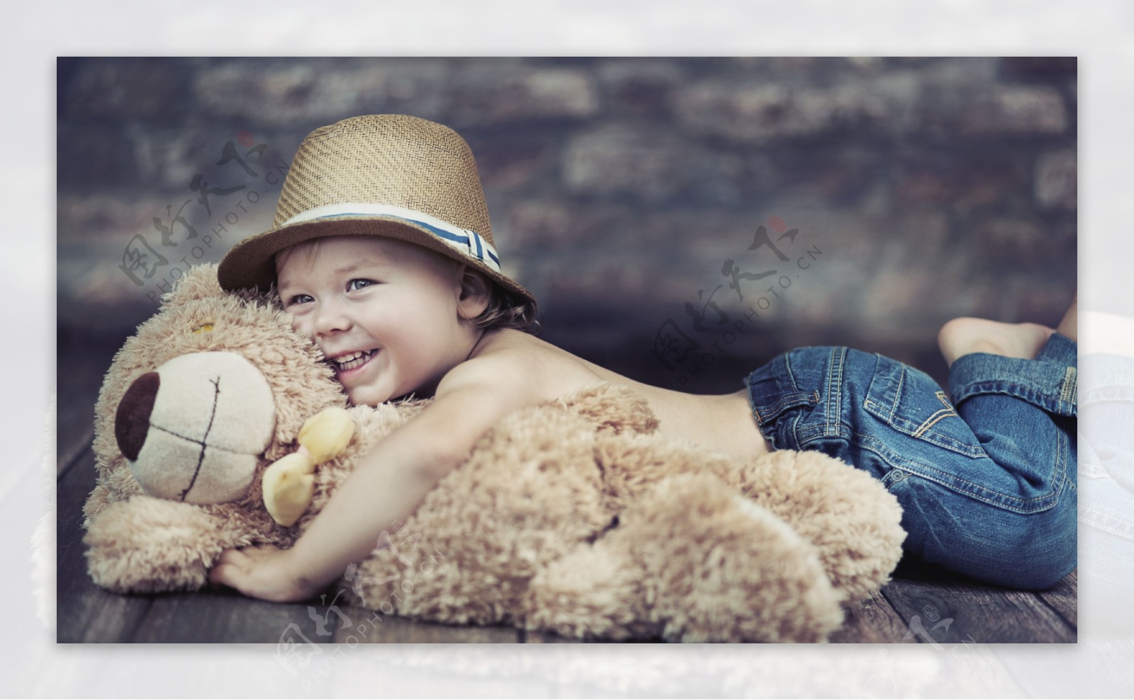 抱着玩具熊的小男孩图片