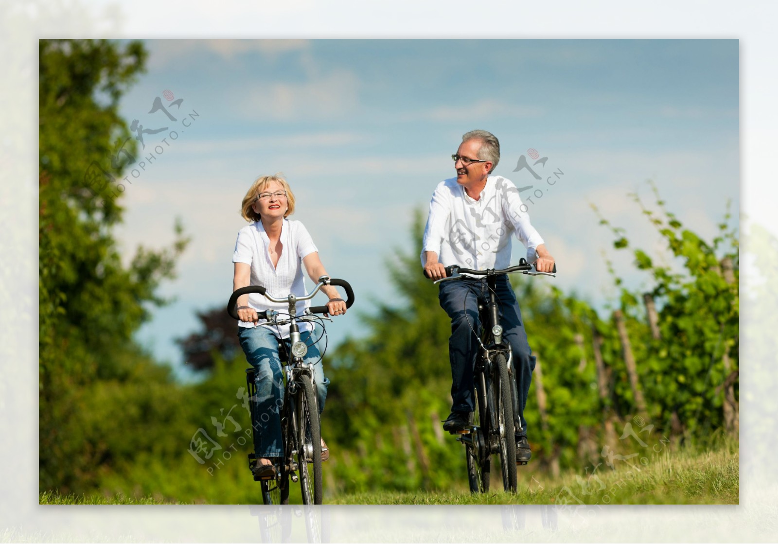 开心的中老年夫妇在公园骑自行车-蓝牛仔影像-中国原创广告影像素材