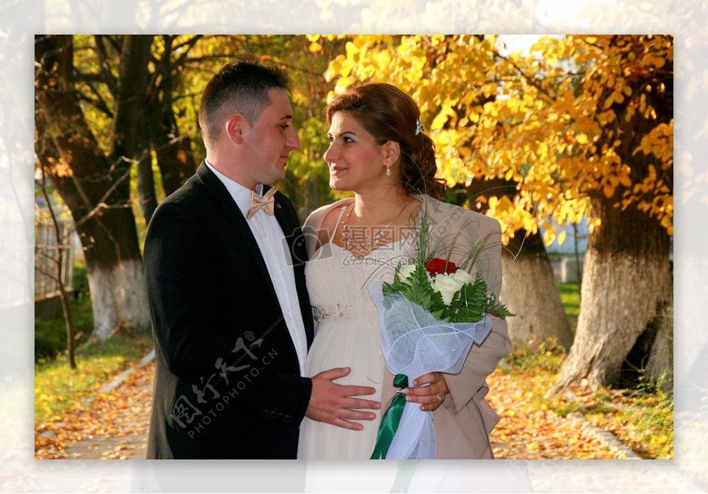 夫妇爱情婚姻怀孕浪漫秋天叶子公园黄色幸福