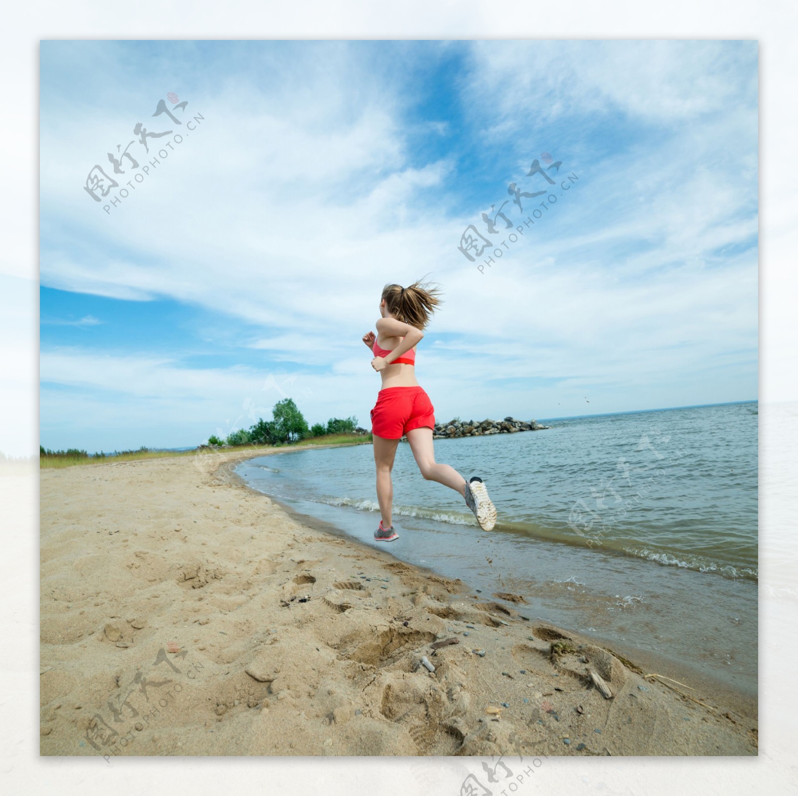 沙滩跑步的美女图片