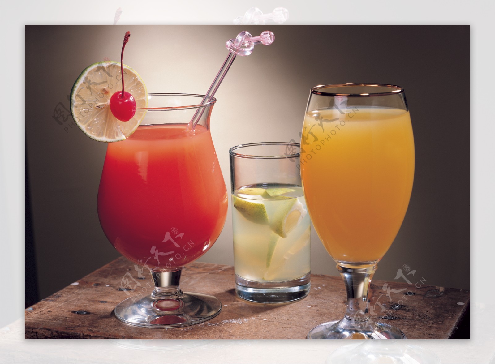 三杯果汁饮料图片