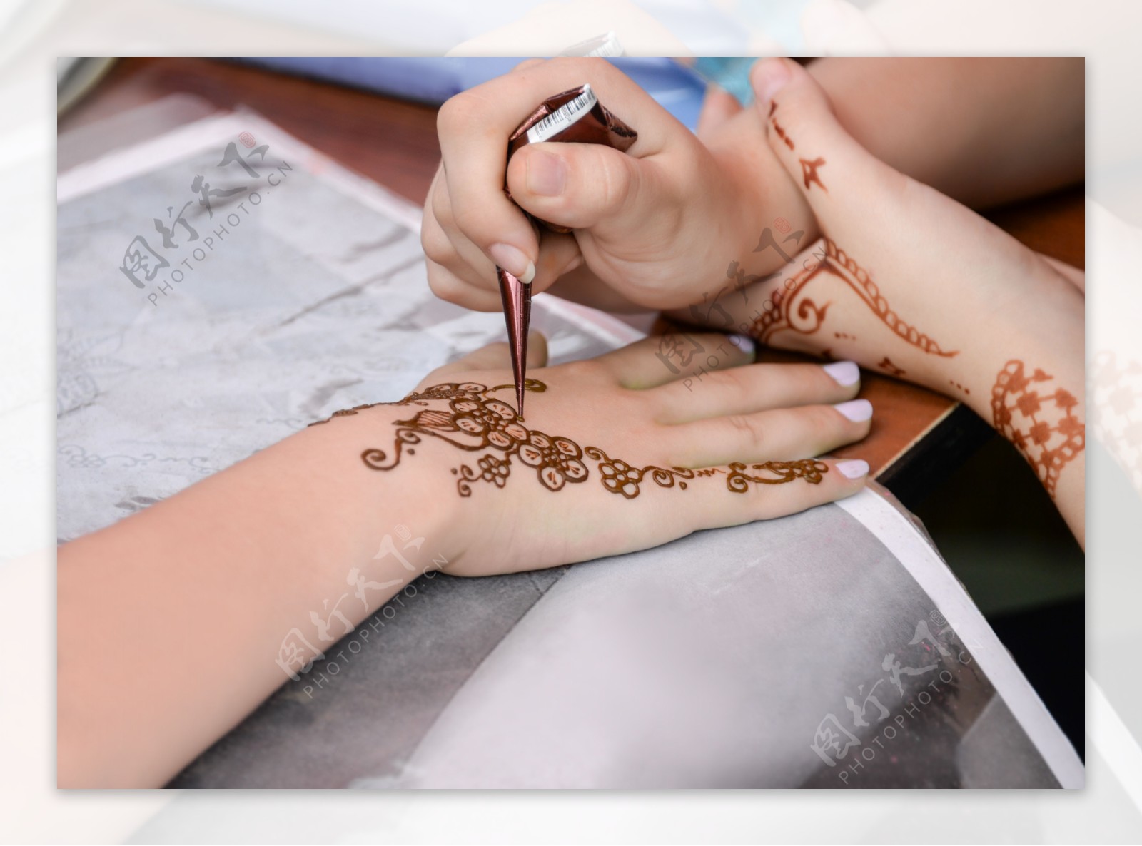 手上纹花纹的印度美女图片
