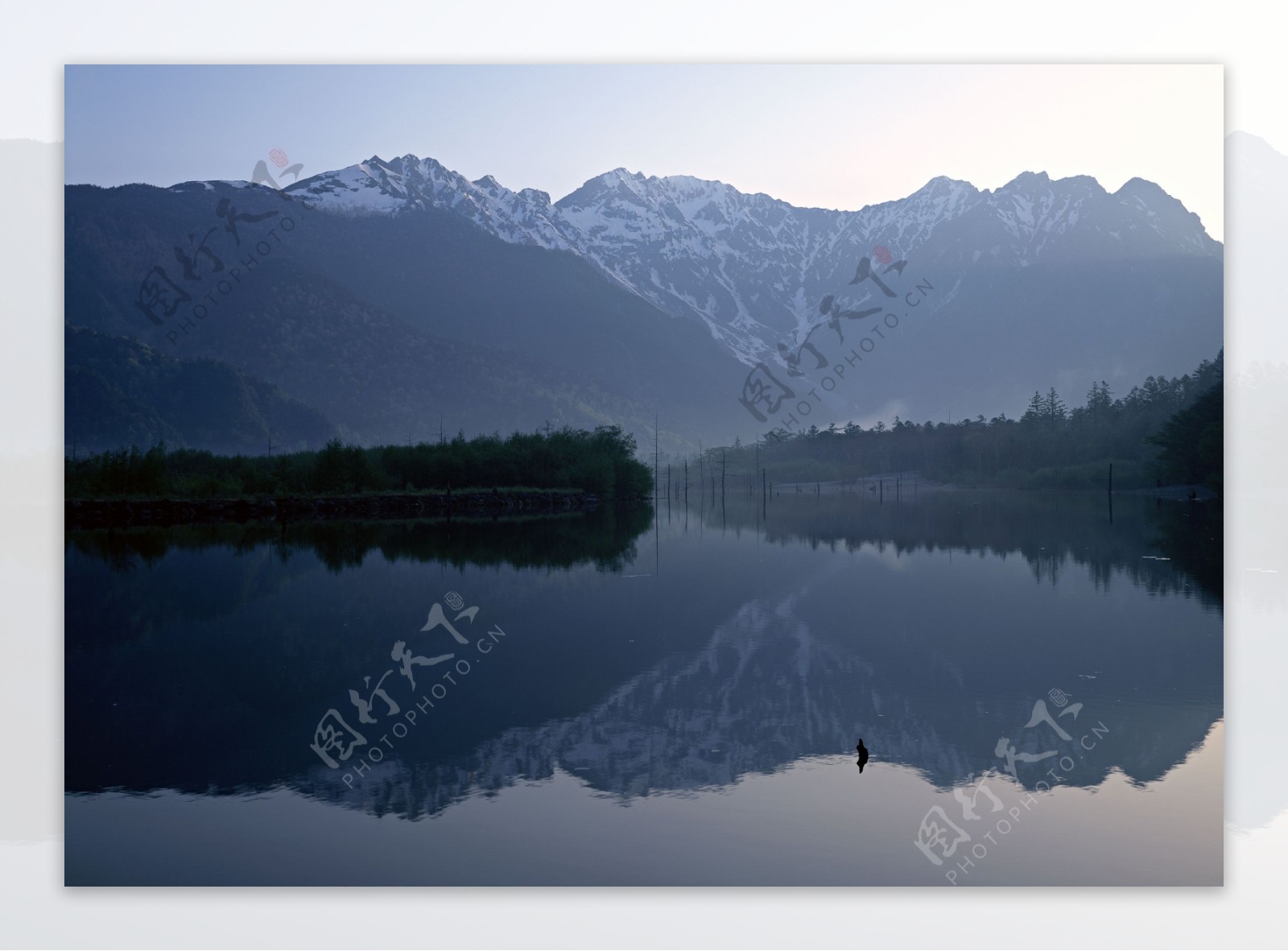 美丽山峰湖泊美景图片