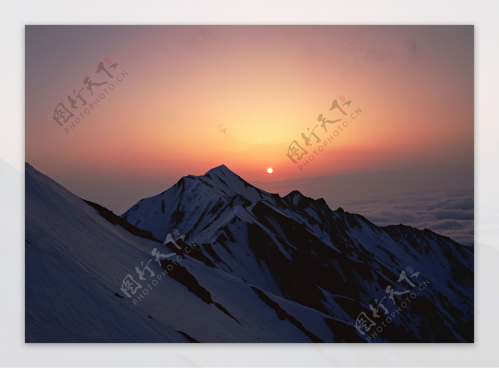 雪山与夕阳图片