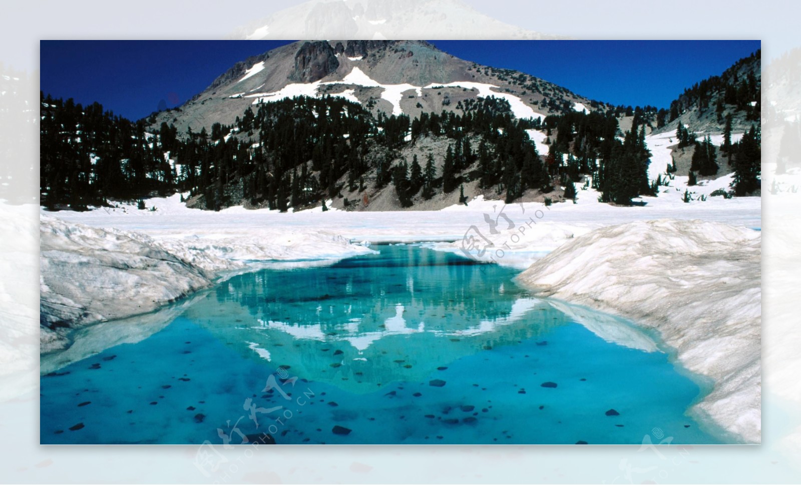 山峰雪地湖泊风景图片