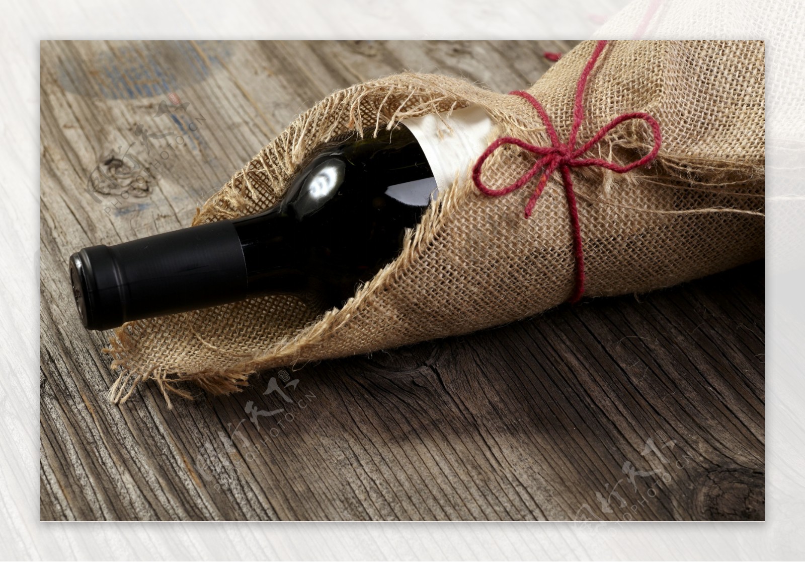 麻布包裹的瓶装葡萄酒图片