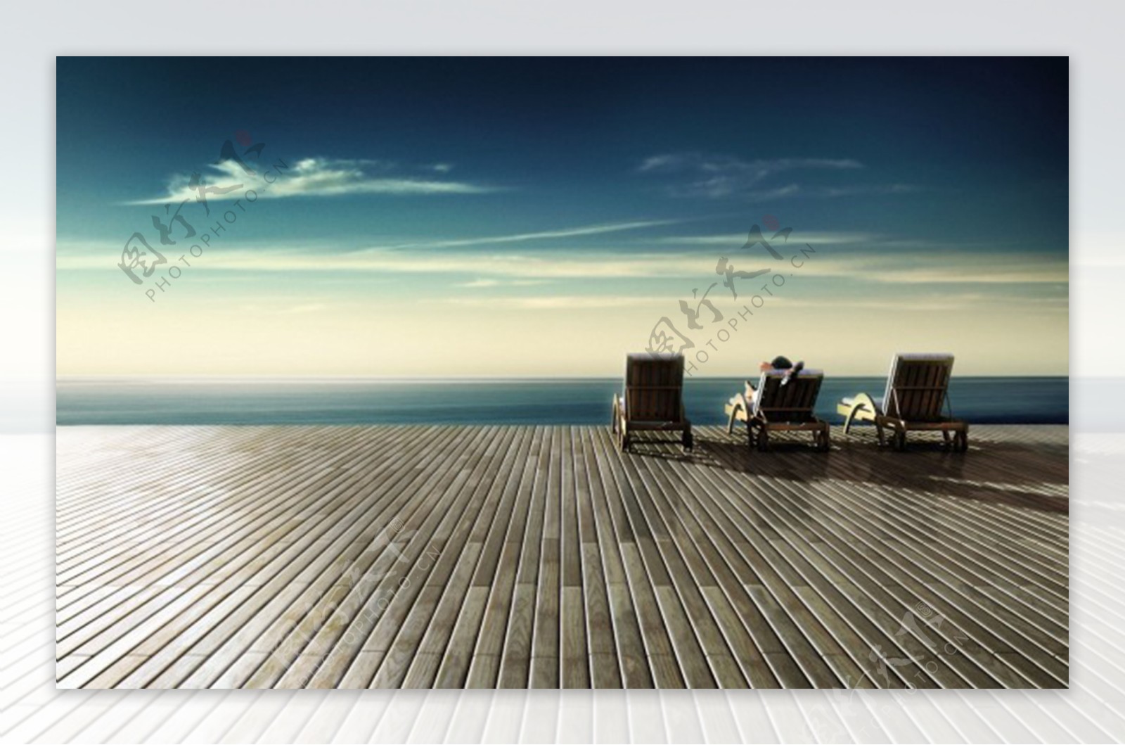 唯美海边躺椅风景图片