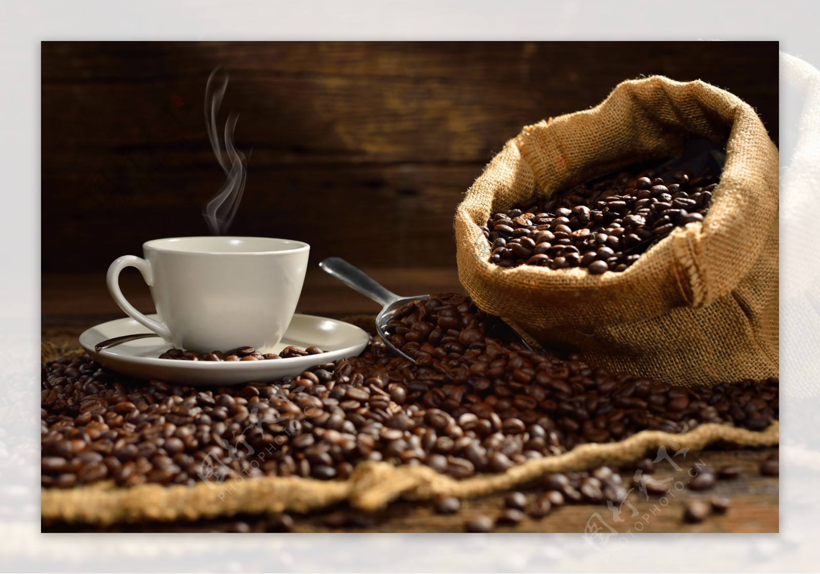 热腾腾的咖啡与咖啡豆图片