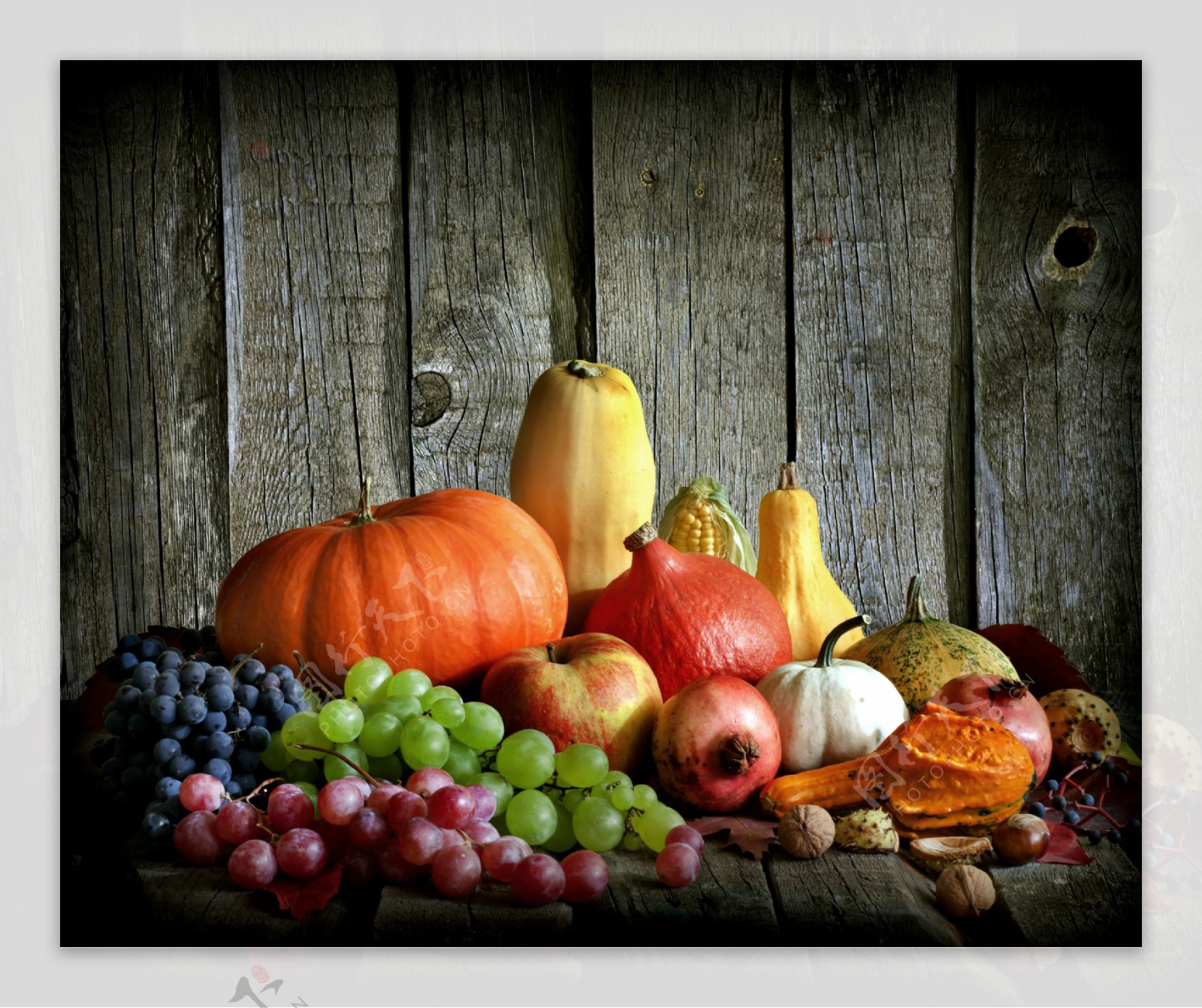 木板上的水果蔬菜图片