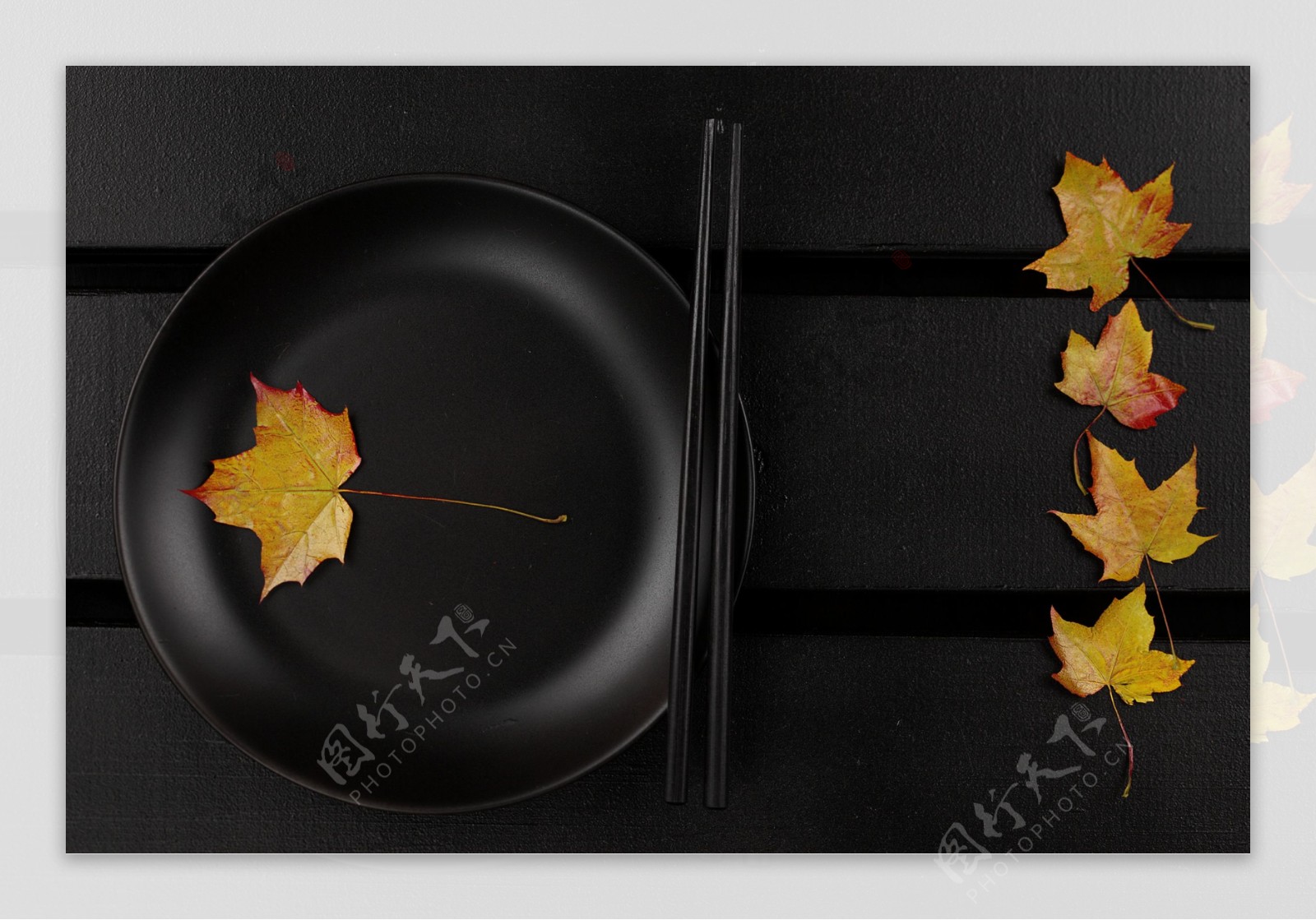 炒锅和枫叶和筷子图片