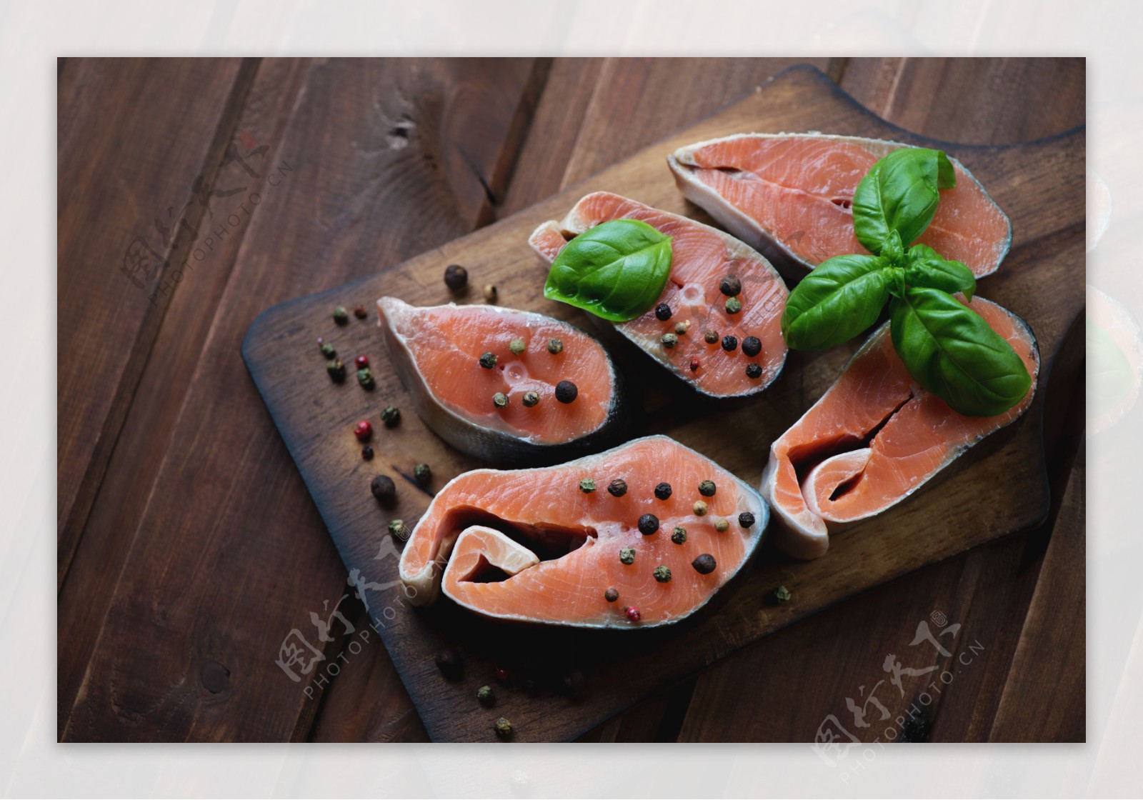 菜板上的三文鱼和花椒图片
