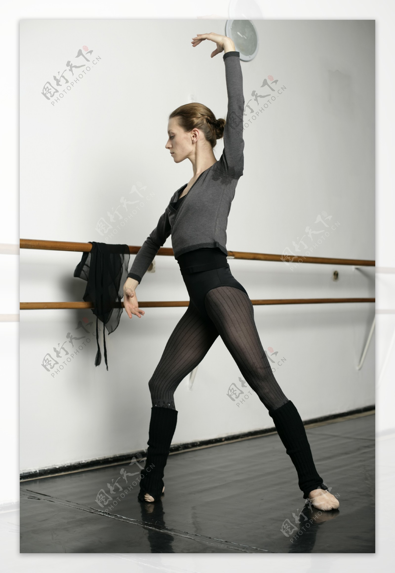 正在训练的女性舞蹈演员图片