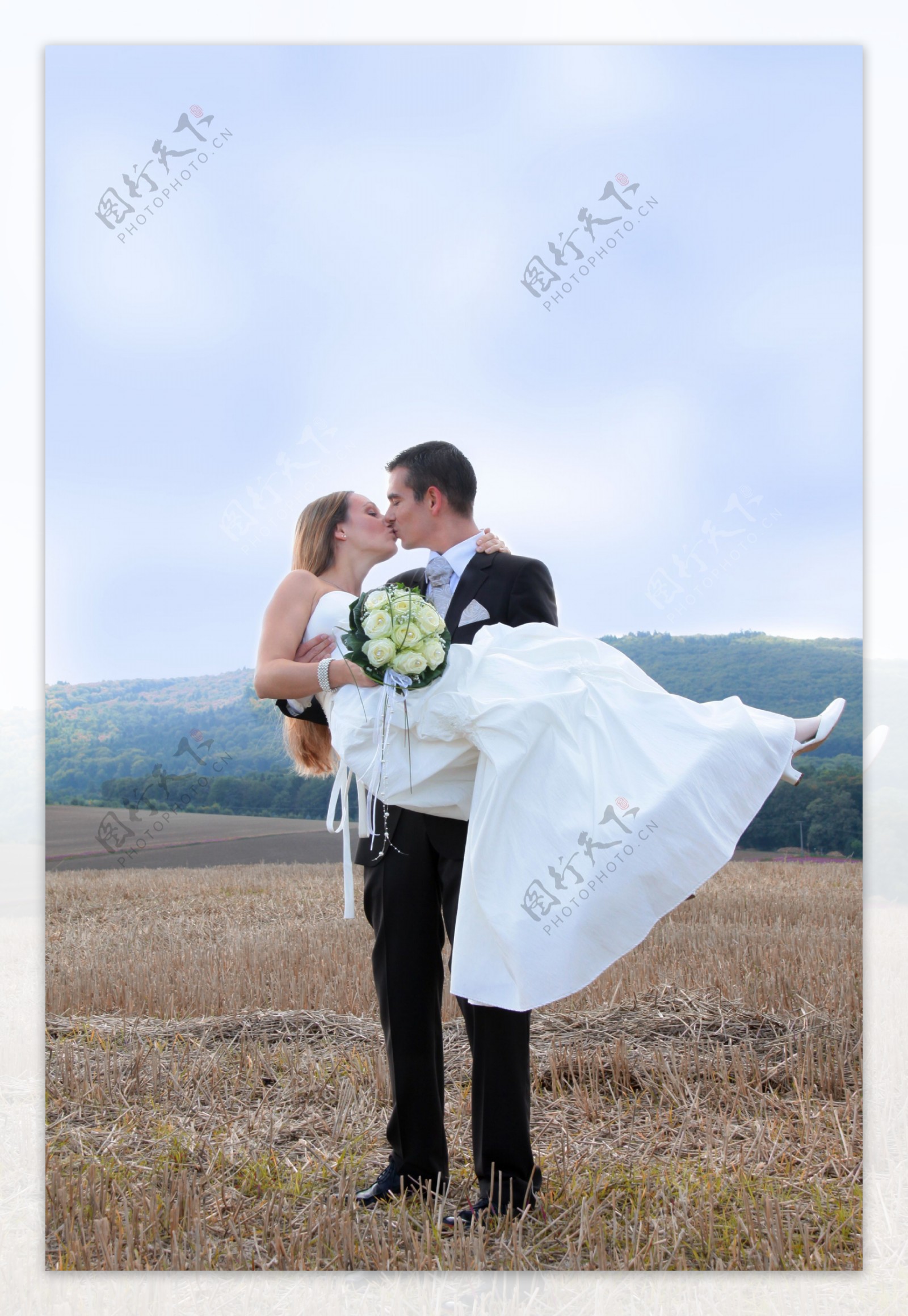 野外接吻的新婚人物图片