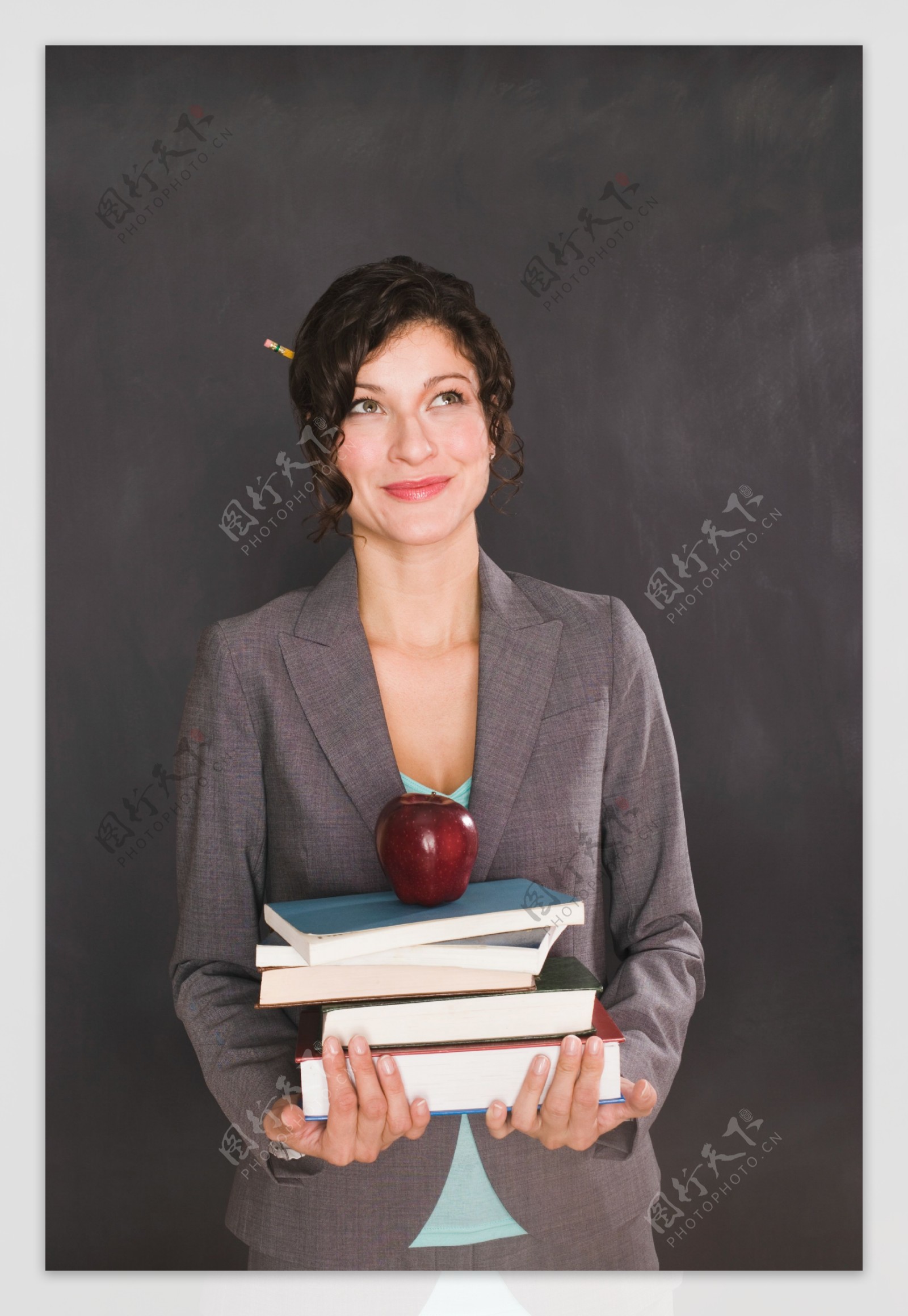 抱着书本的职业女性图片