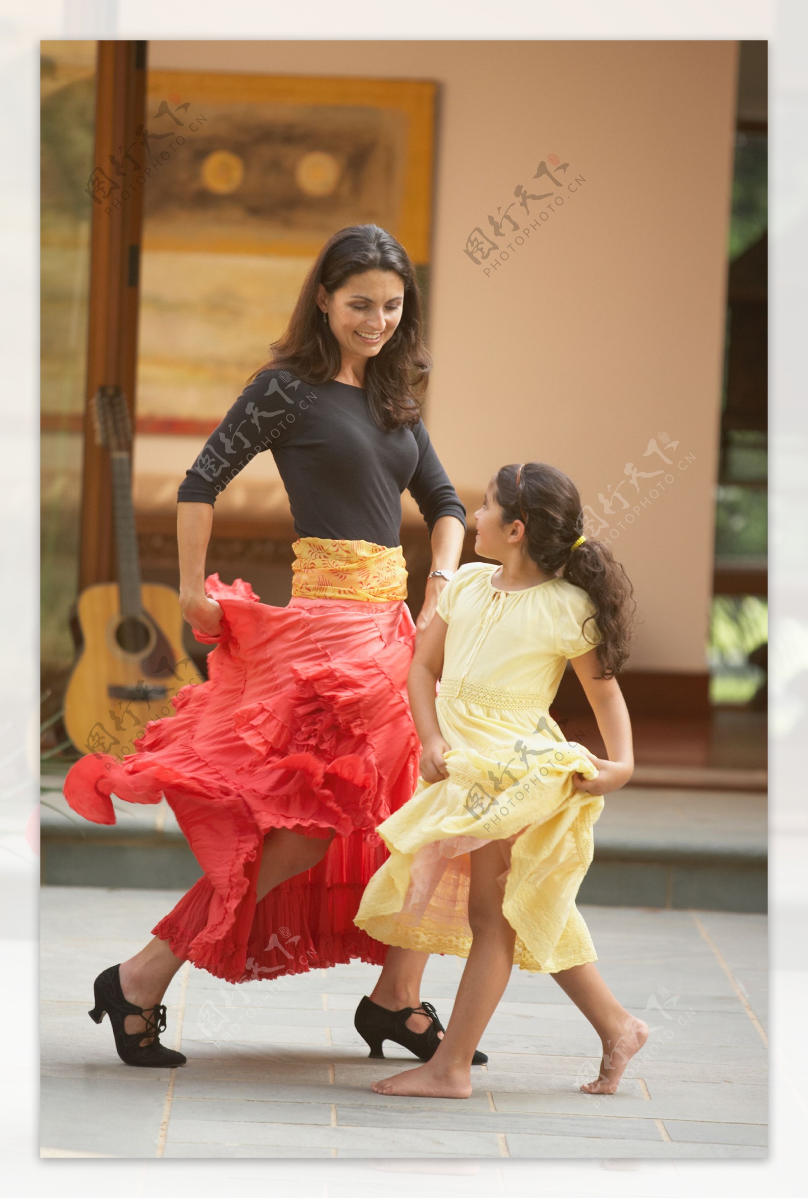 跳舞的母女俩图片