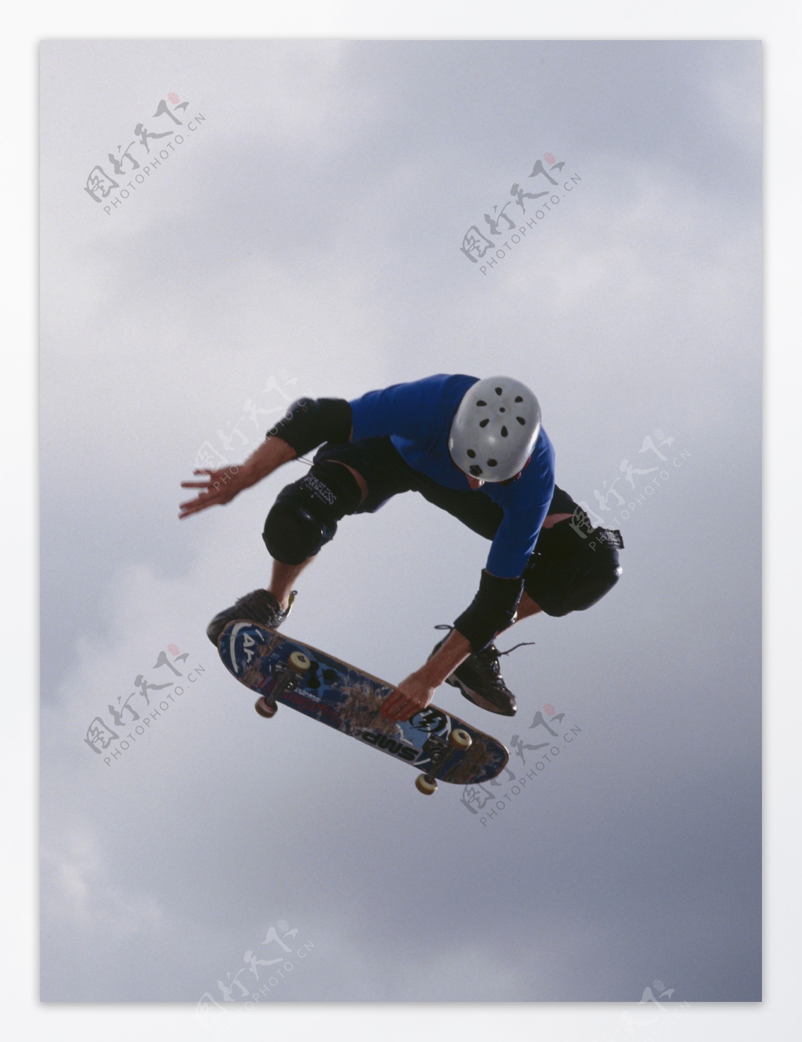 腾空飞跃的滑板运动员图片