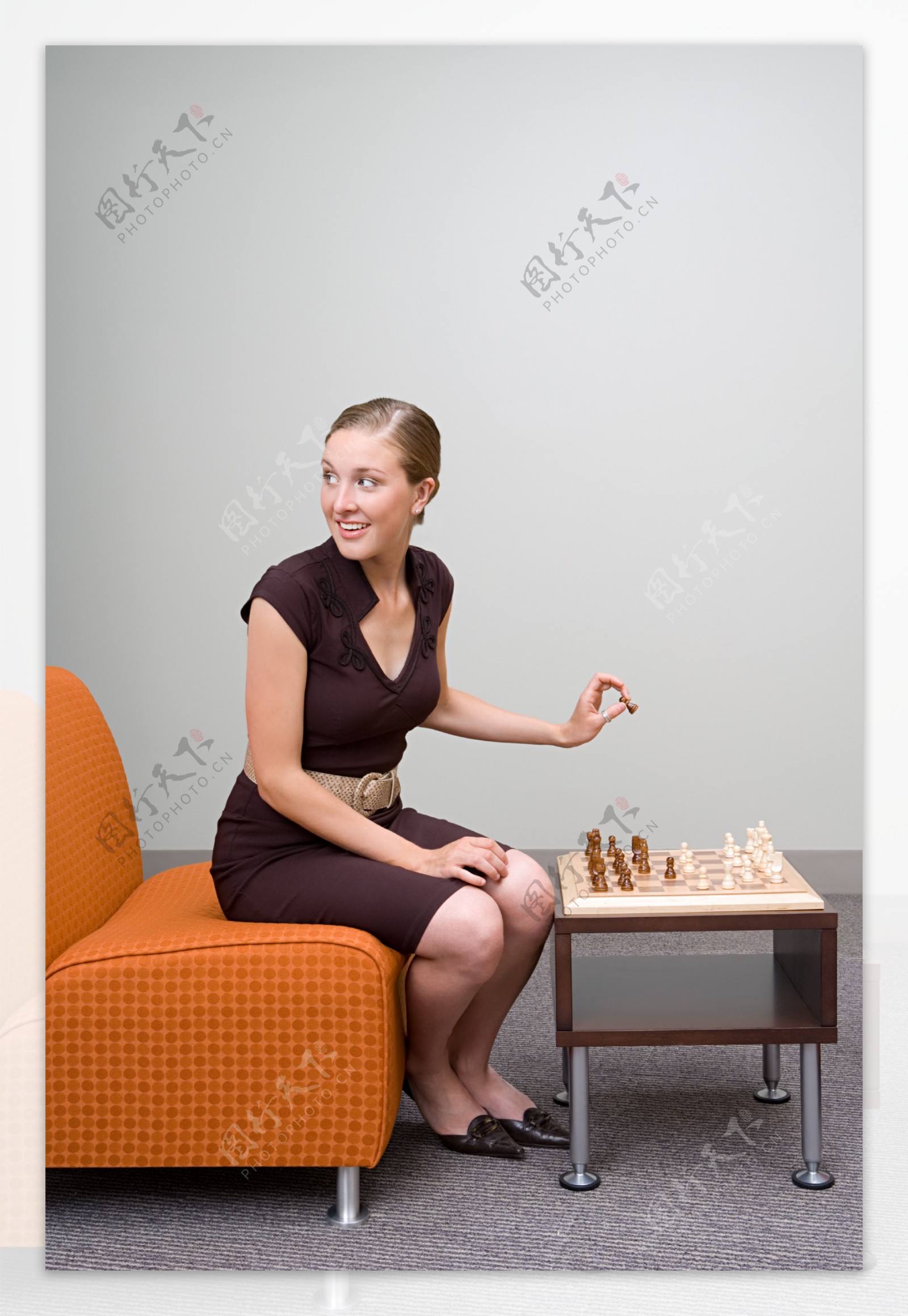 正在下象棋的女人图片