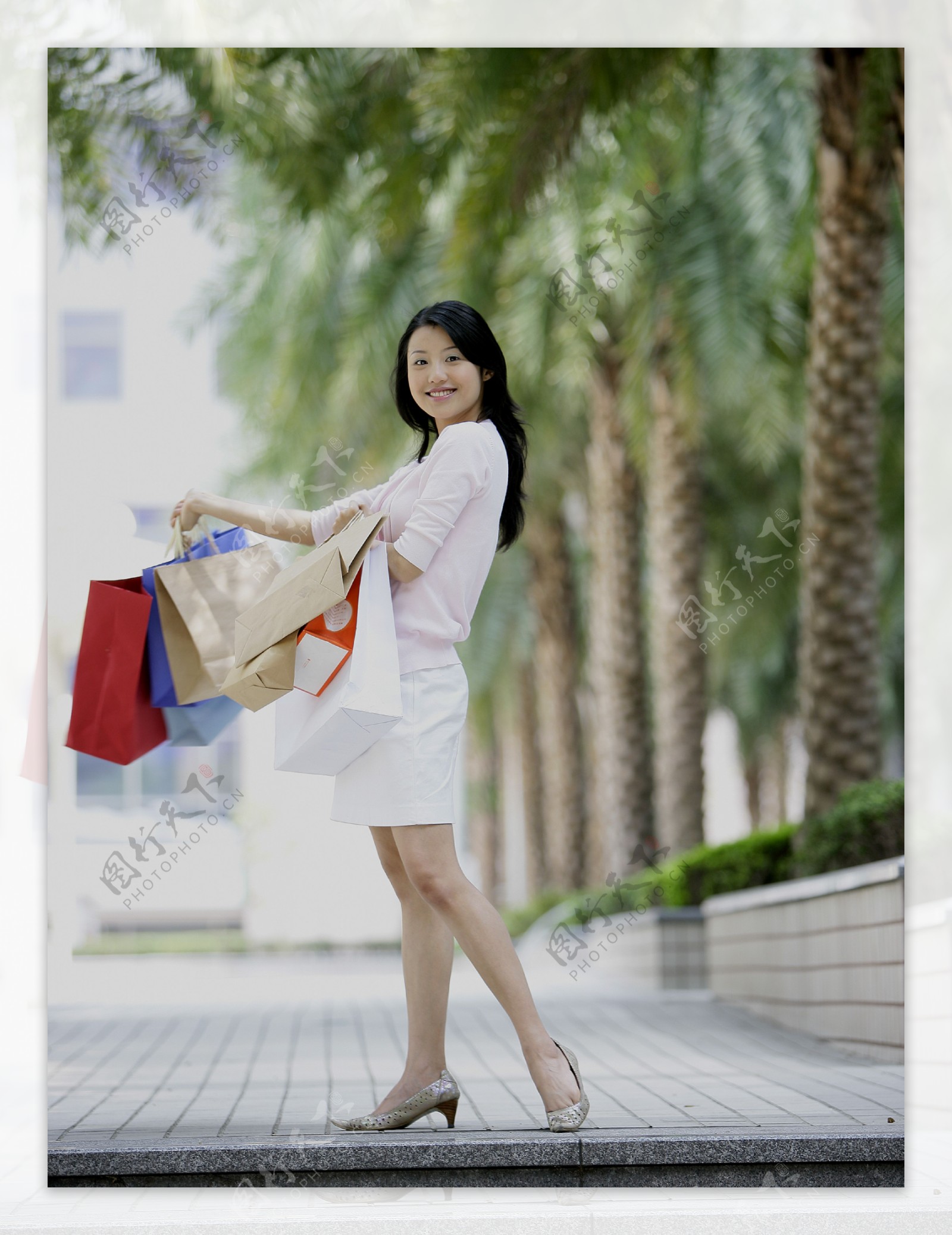 街头拎着购物袋的女孩图片图片
