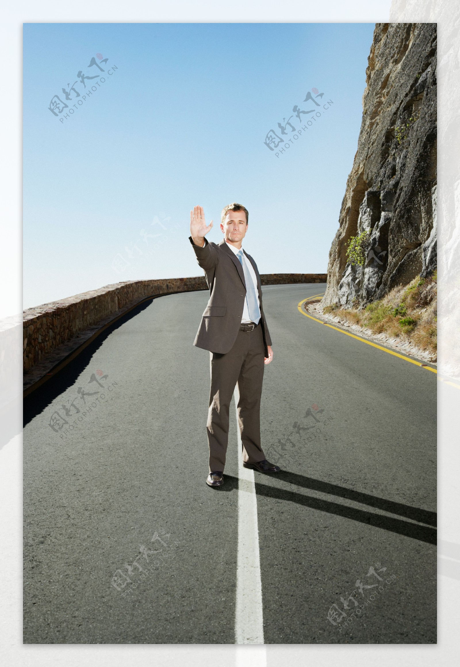 站立在高速公路上的男人图片
