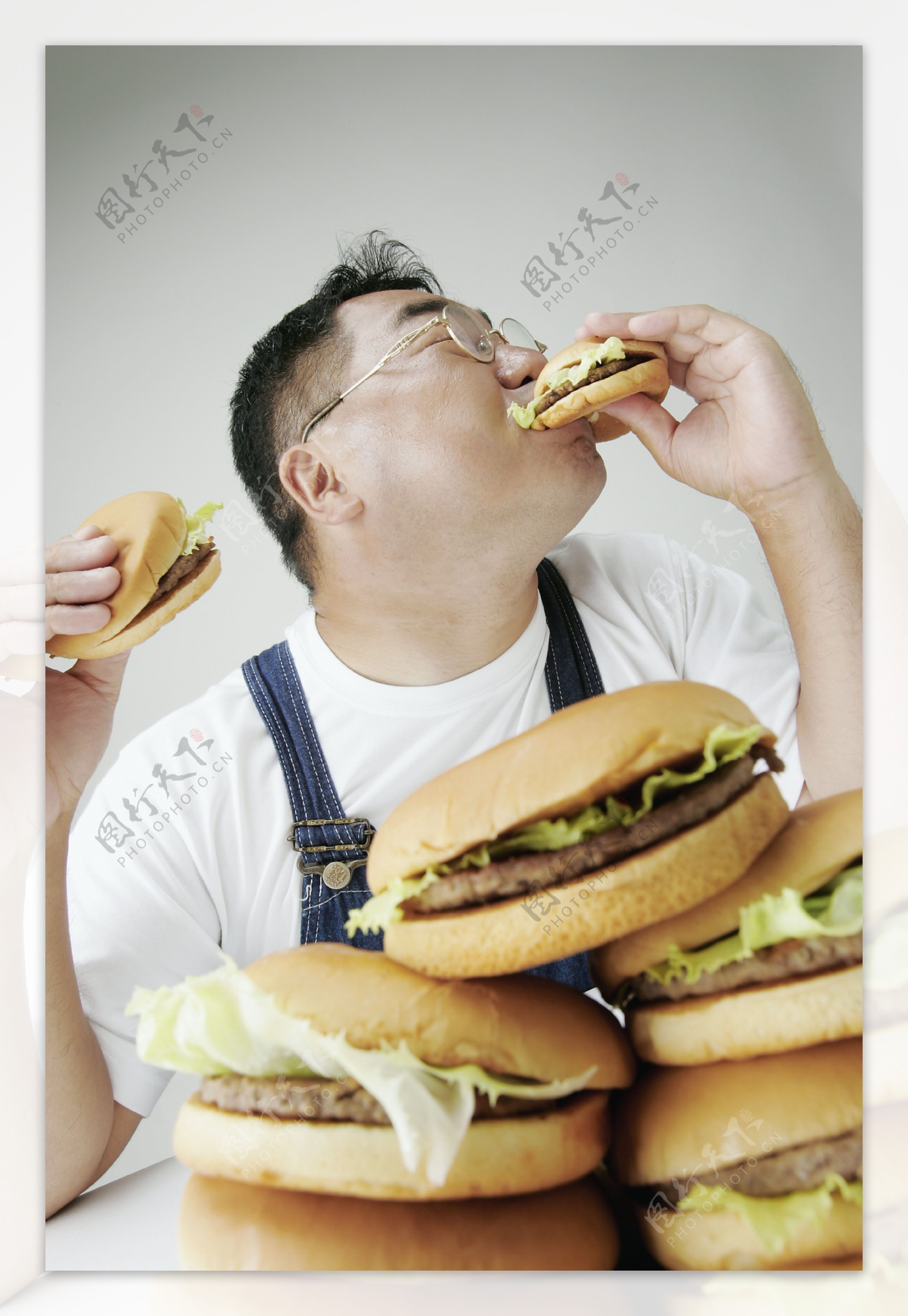 吃汉堡的男人图片