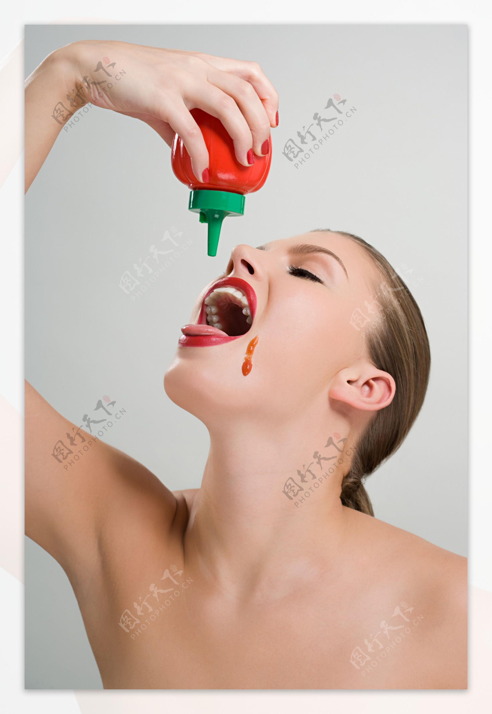 吃番茄酱的女人图片