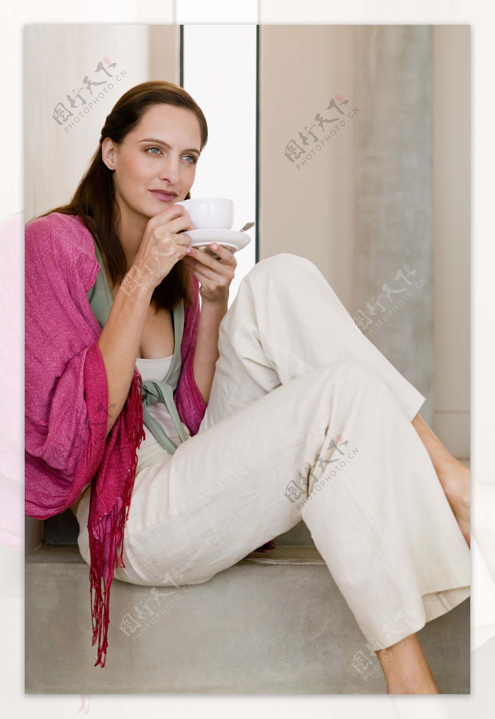 坐着的外国女人喝咖啡图片
