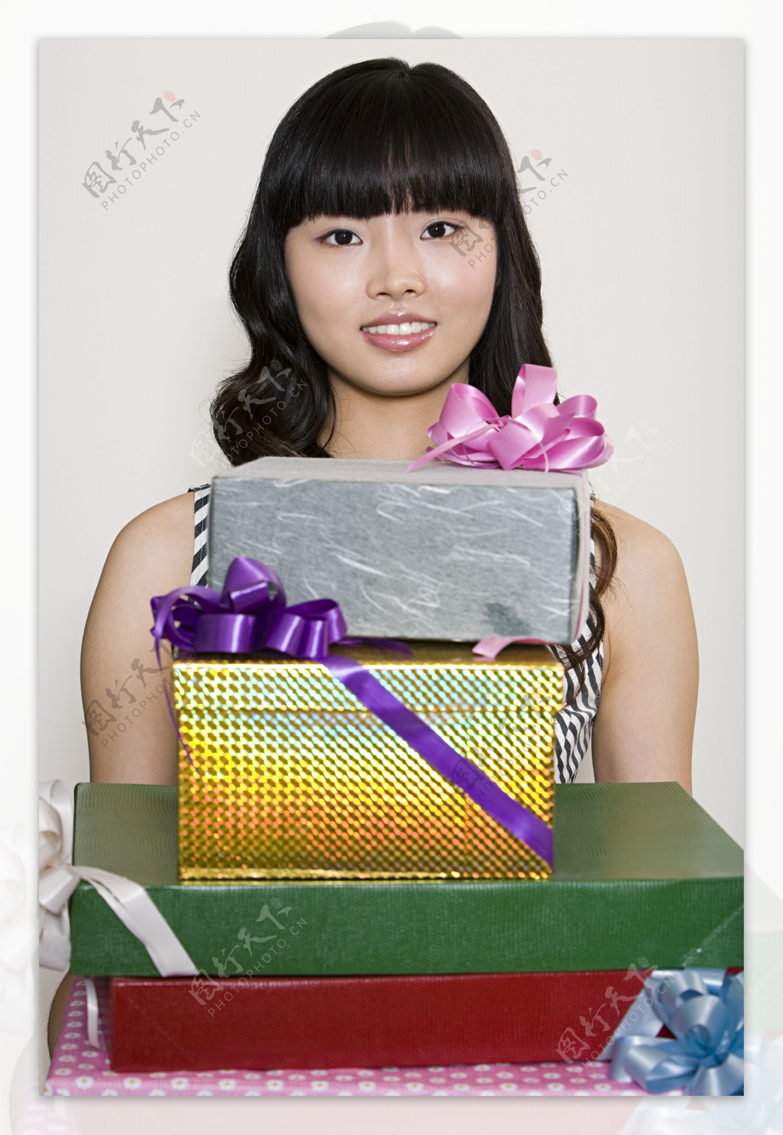 气质女人拿着许多礼品盒图片