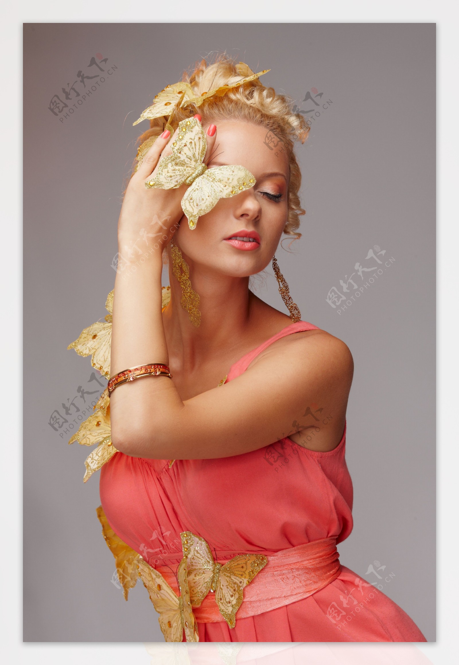 金色蝴蝶与时尚女人图片