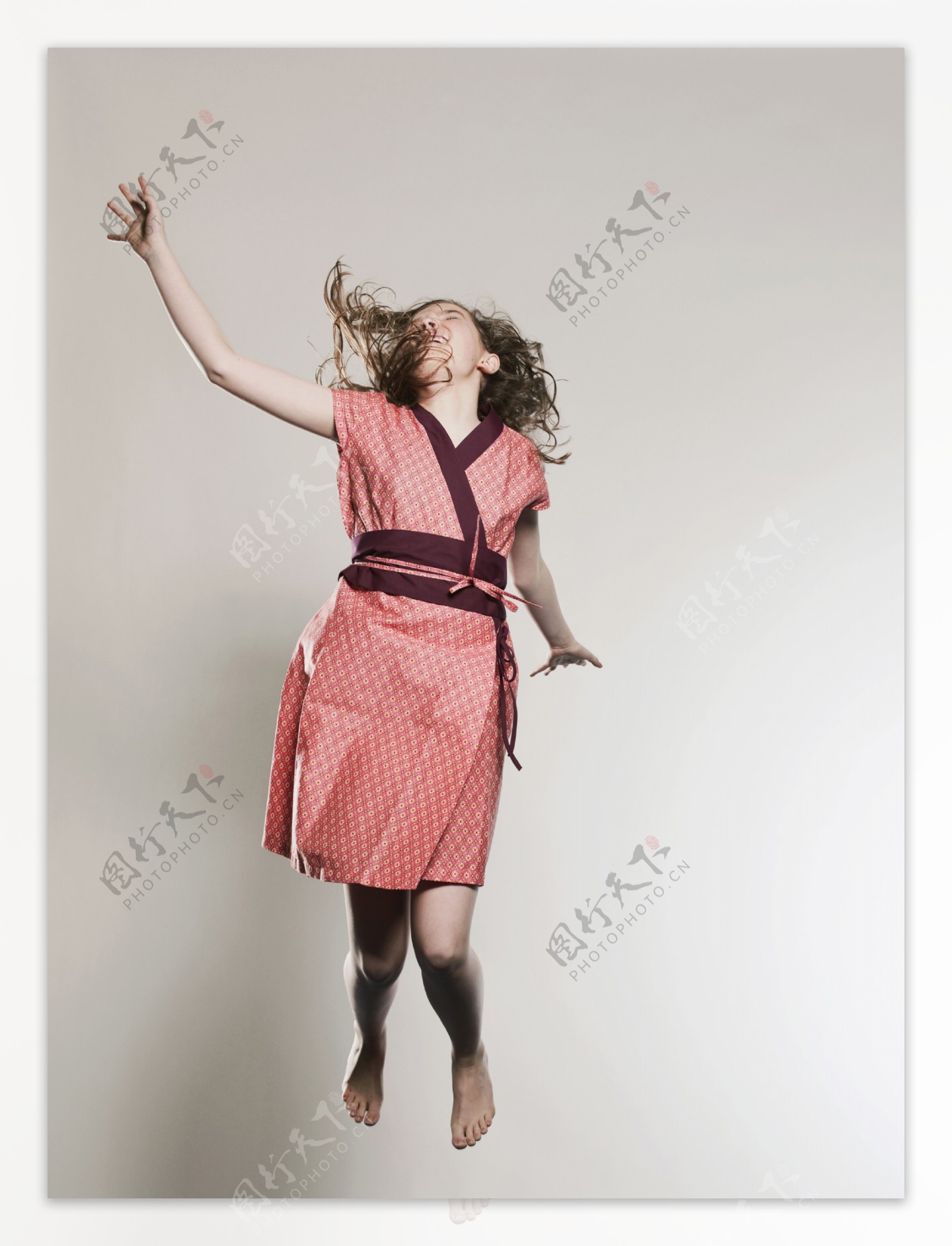 高兴大笑跳跃的外国女孩图片