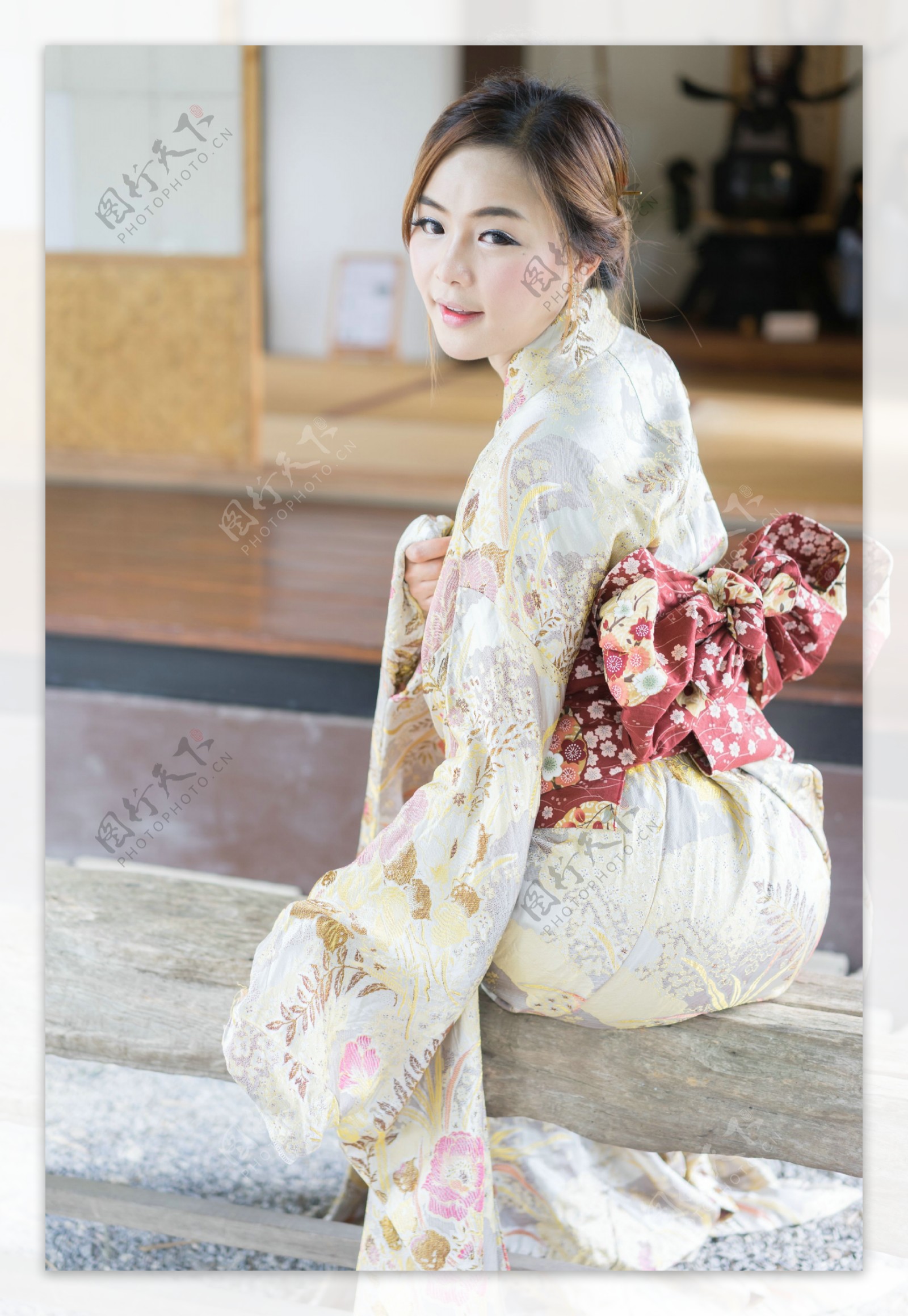 穿和服的日本美女图片