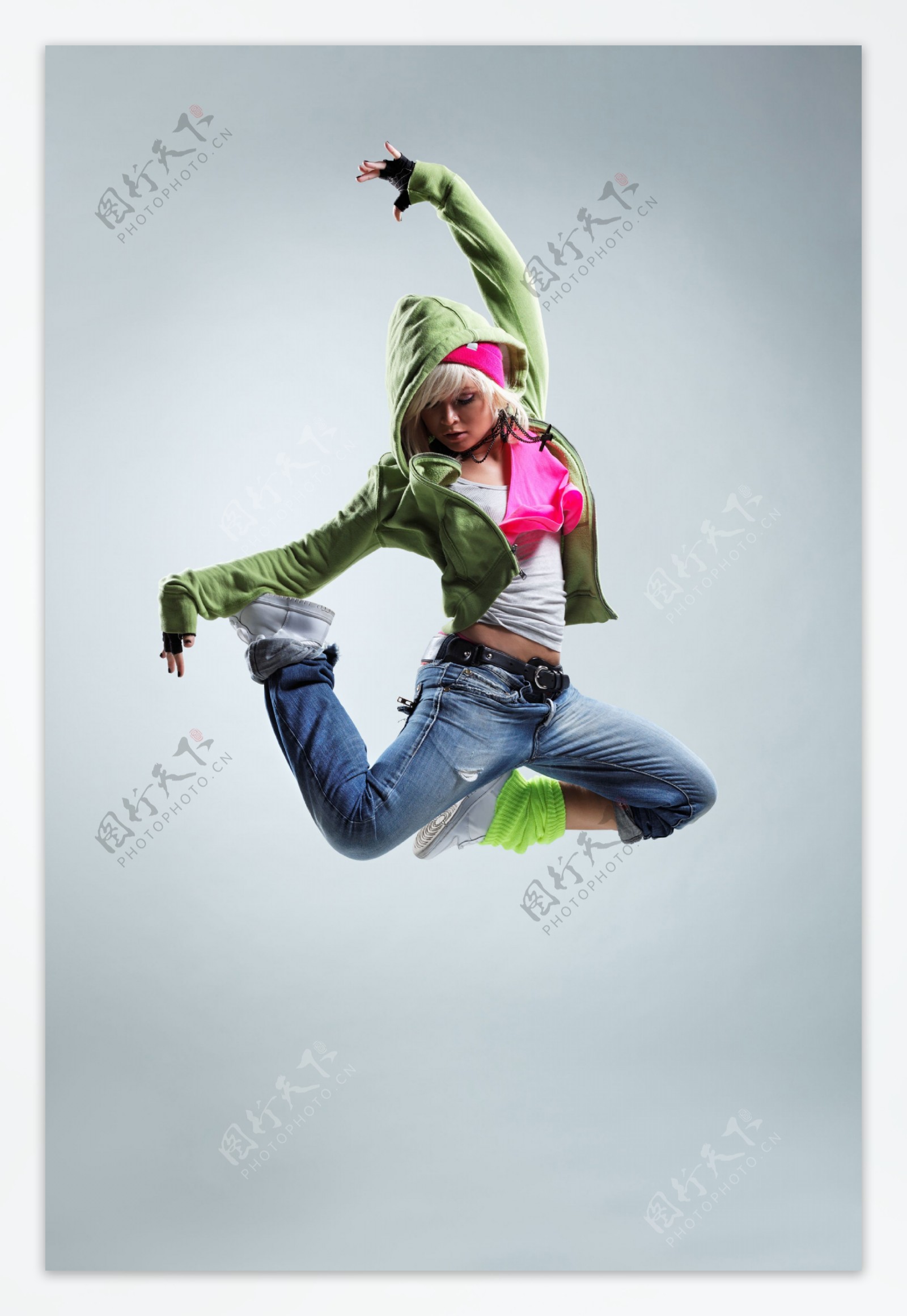 跃起的牛仔裤街舞美女图片