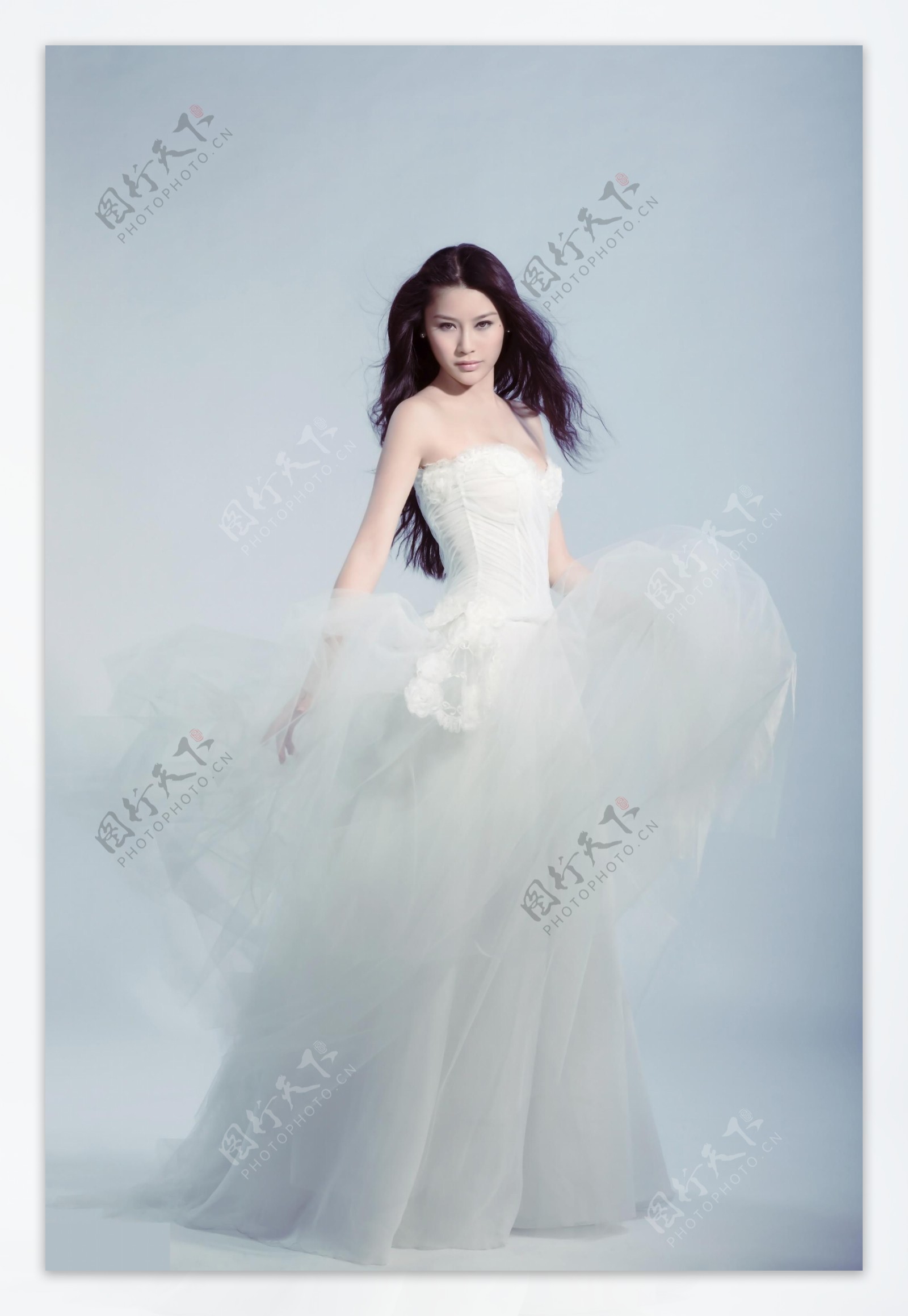 刘俐穿婚纱高清摄影图片