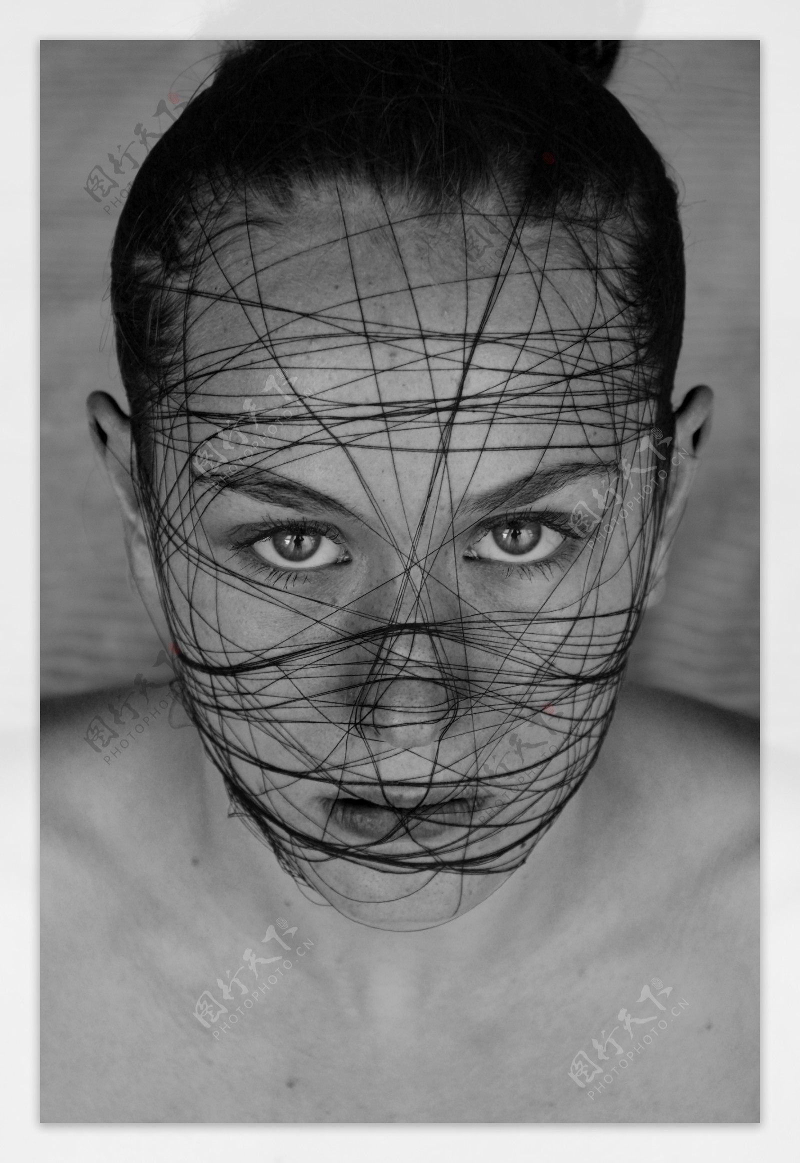 人体摄影艺术黑白的光斑打在人的身上与背景融为一体