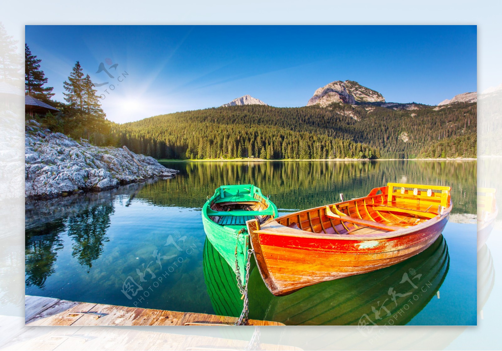 湖面上的木船