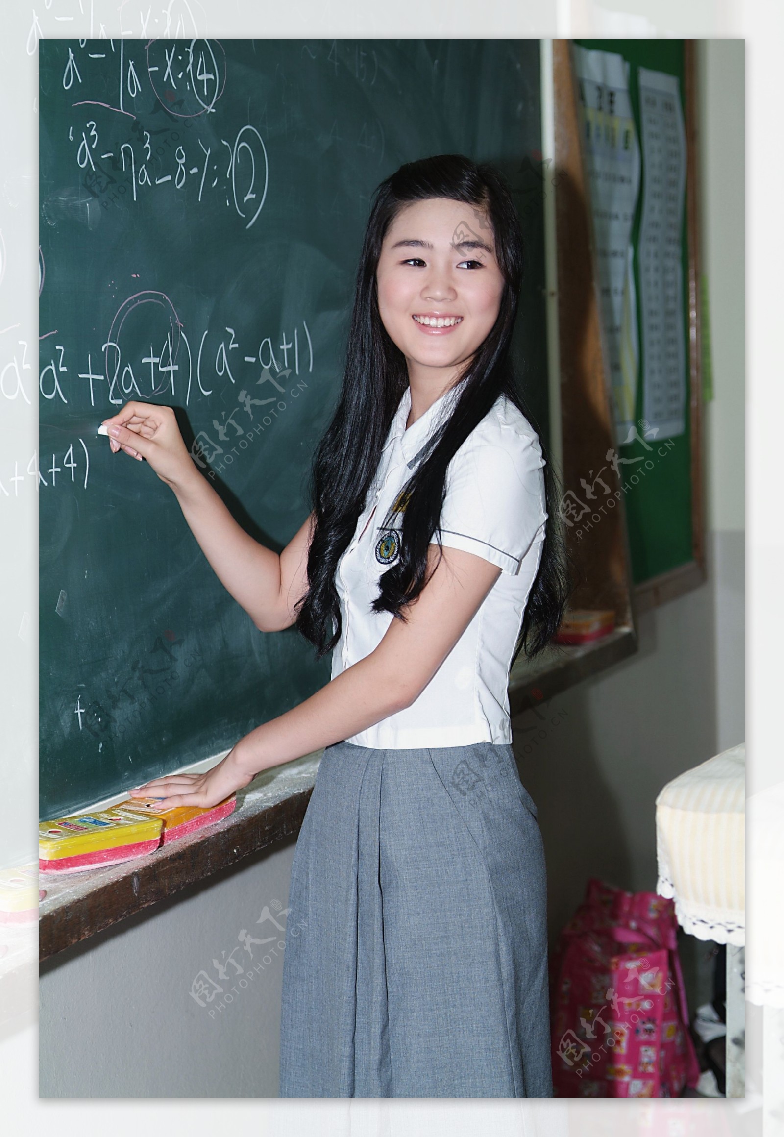 在黑板上计算数学题的可爱女生图片