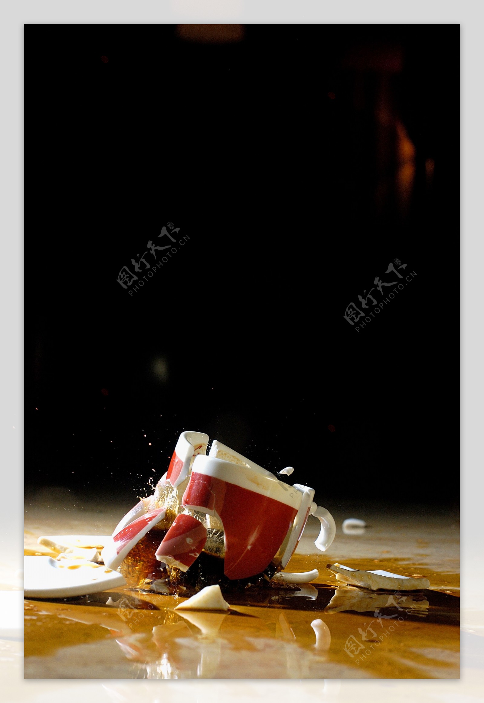 破碎咖啡杯图片