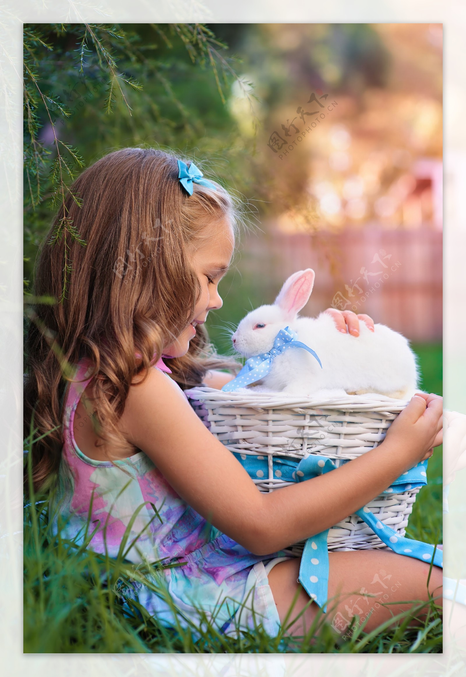 抱着兔子的小女孩_高清图片素材_北极熊素材库
