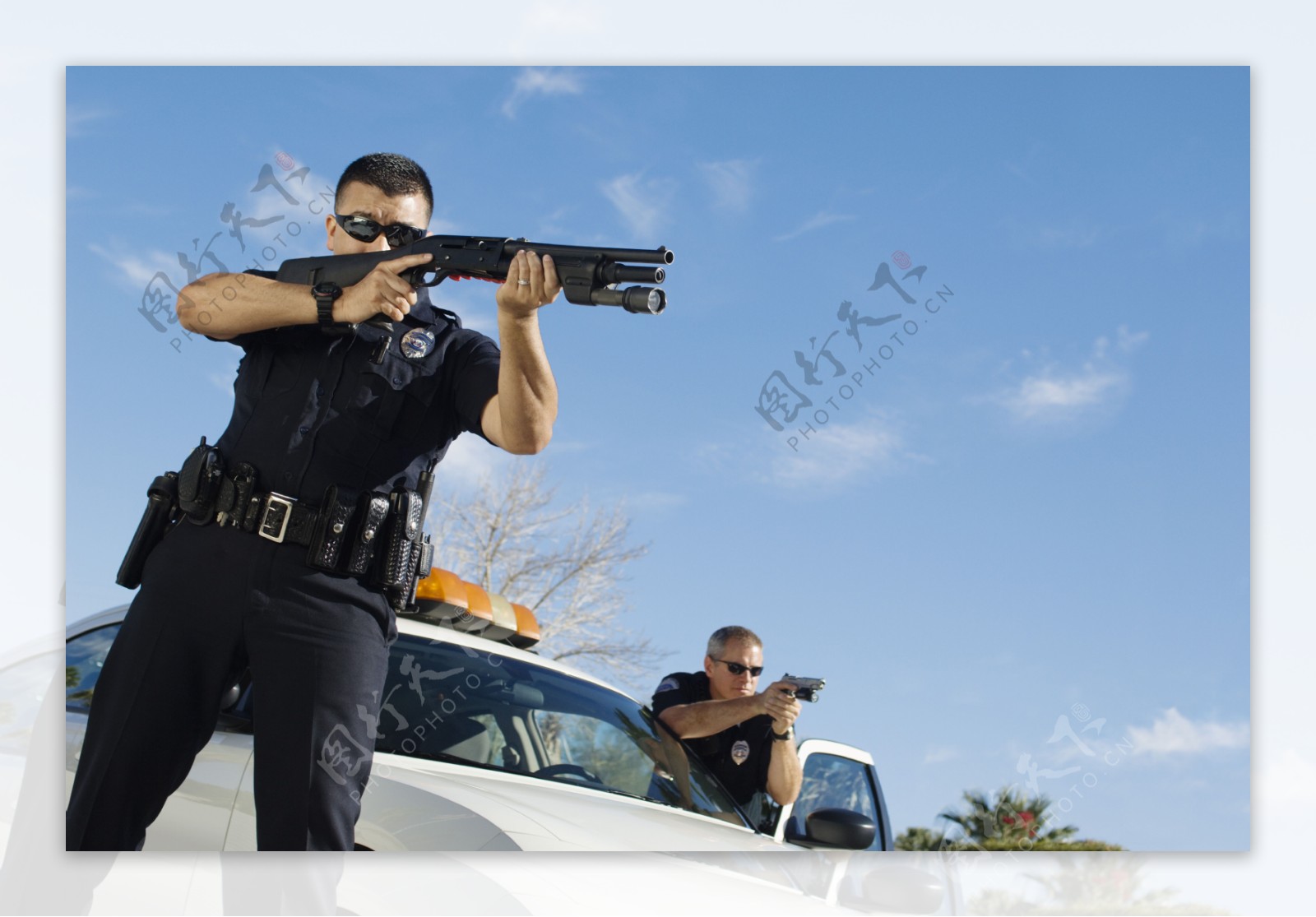 正在执行公务的警察图片