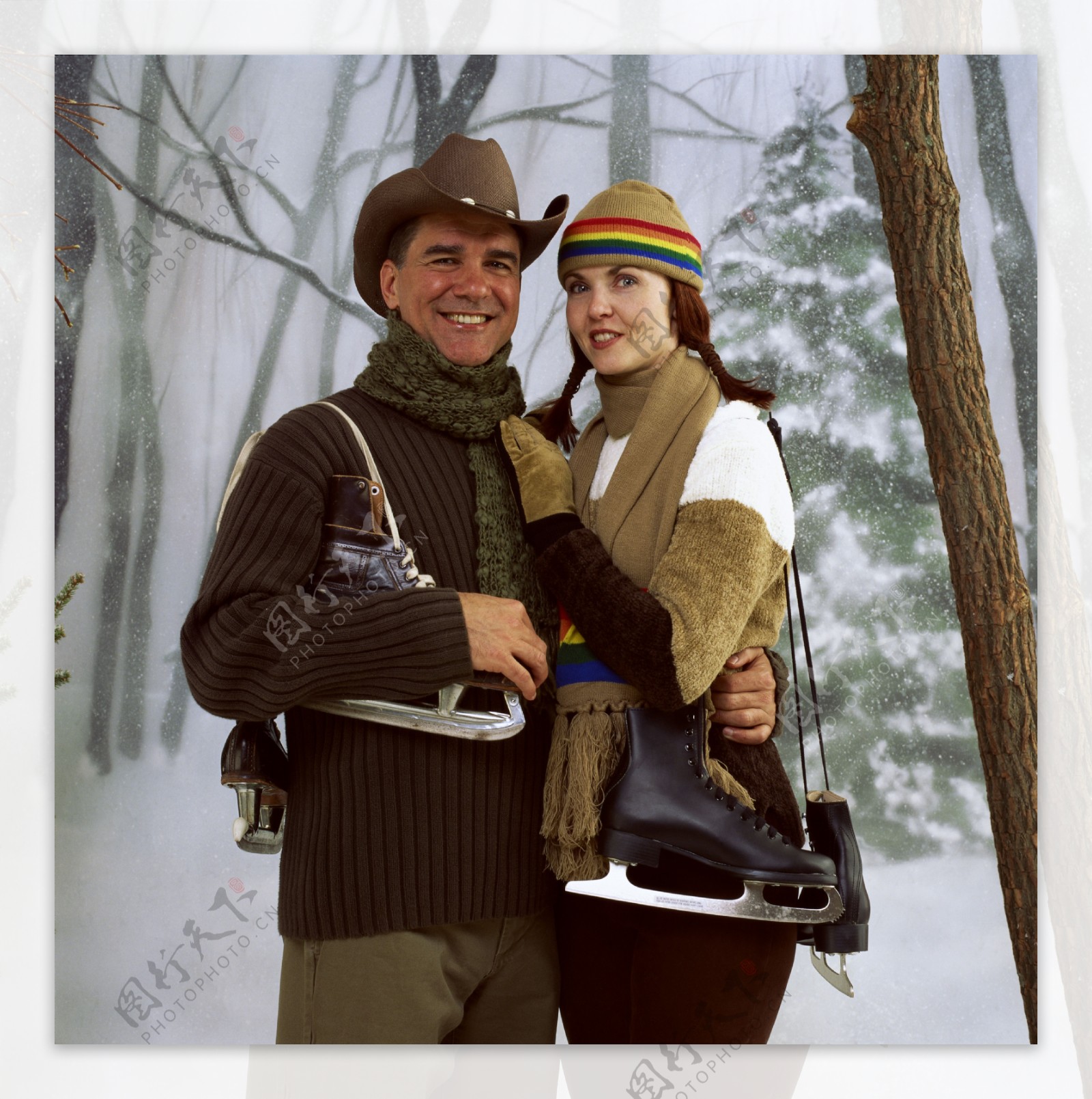 冬天树林里的夫妻图片