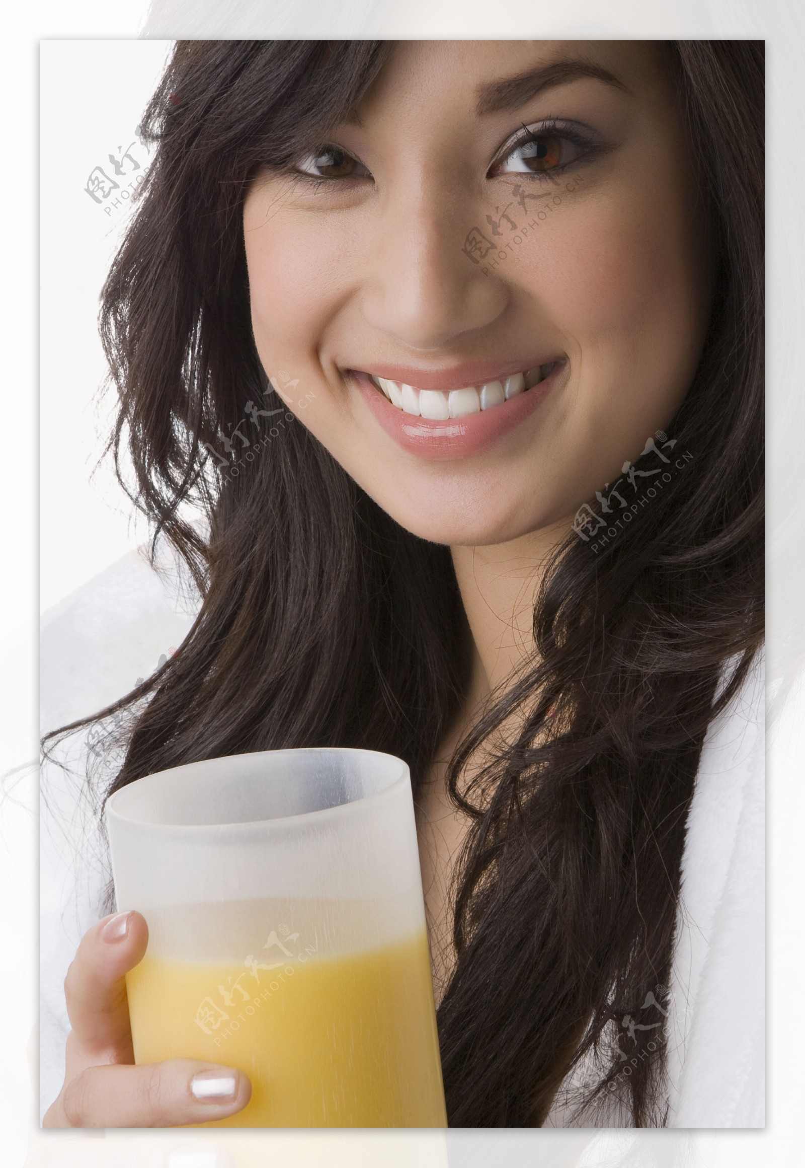 开心长发女人拿着一杯果汁图片