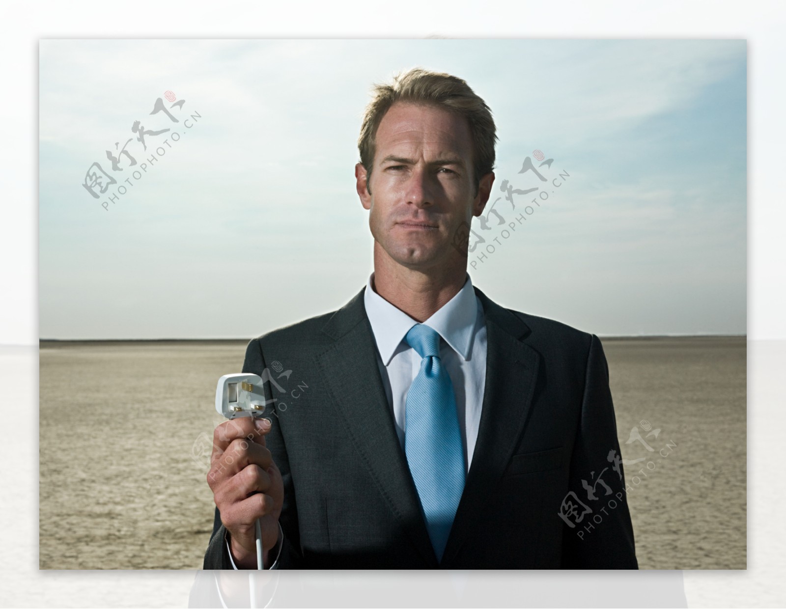 伫立在沙漠中的外国商业男人图片