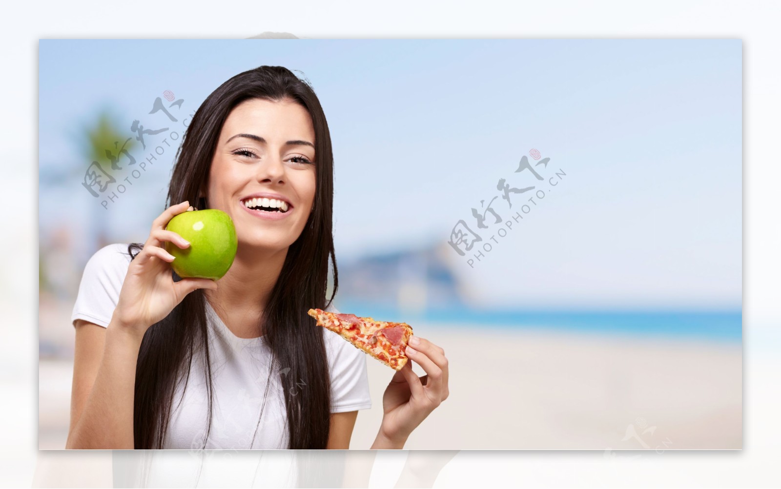 手拿苹果和披萨的美女图片