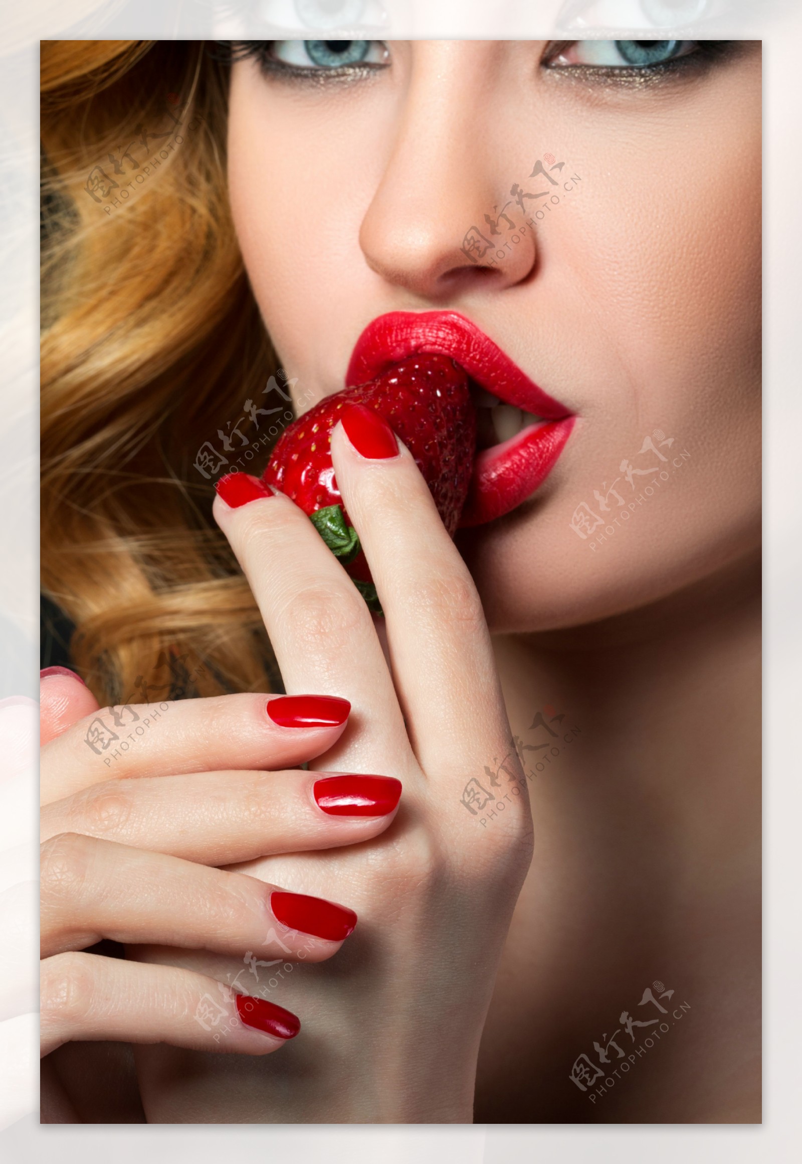 吃草莓的红唇美甲美女图片