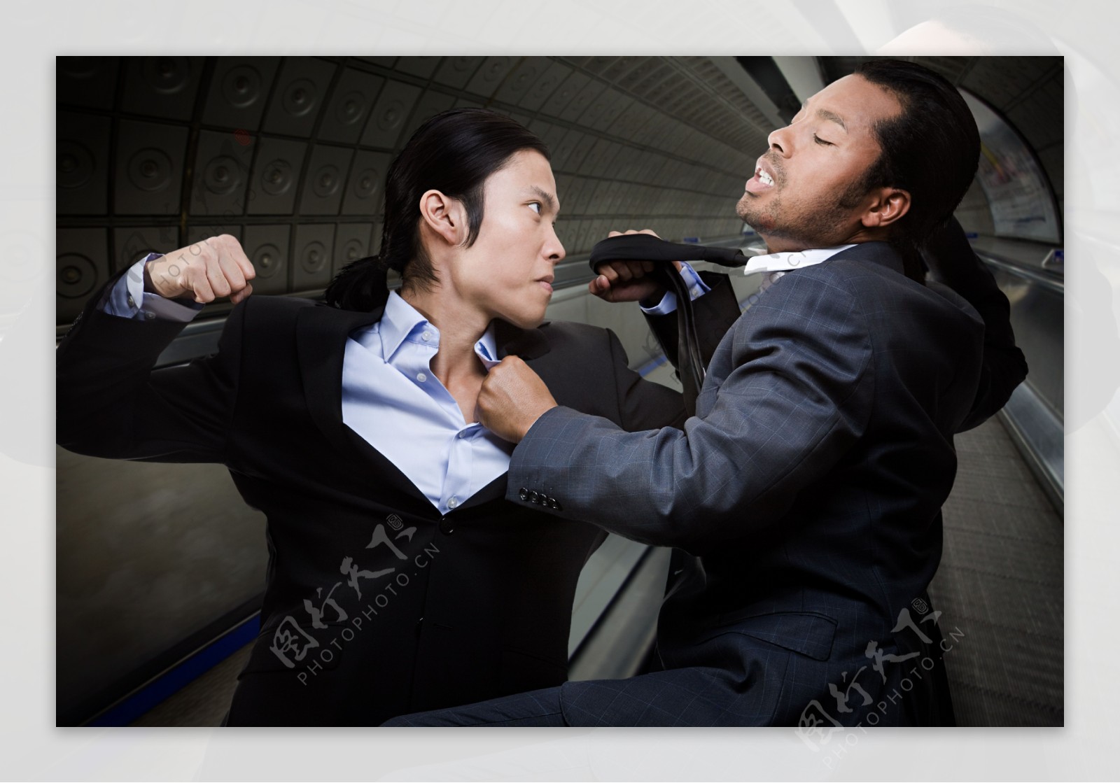 在电梯前打架斗殴的男人图片