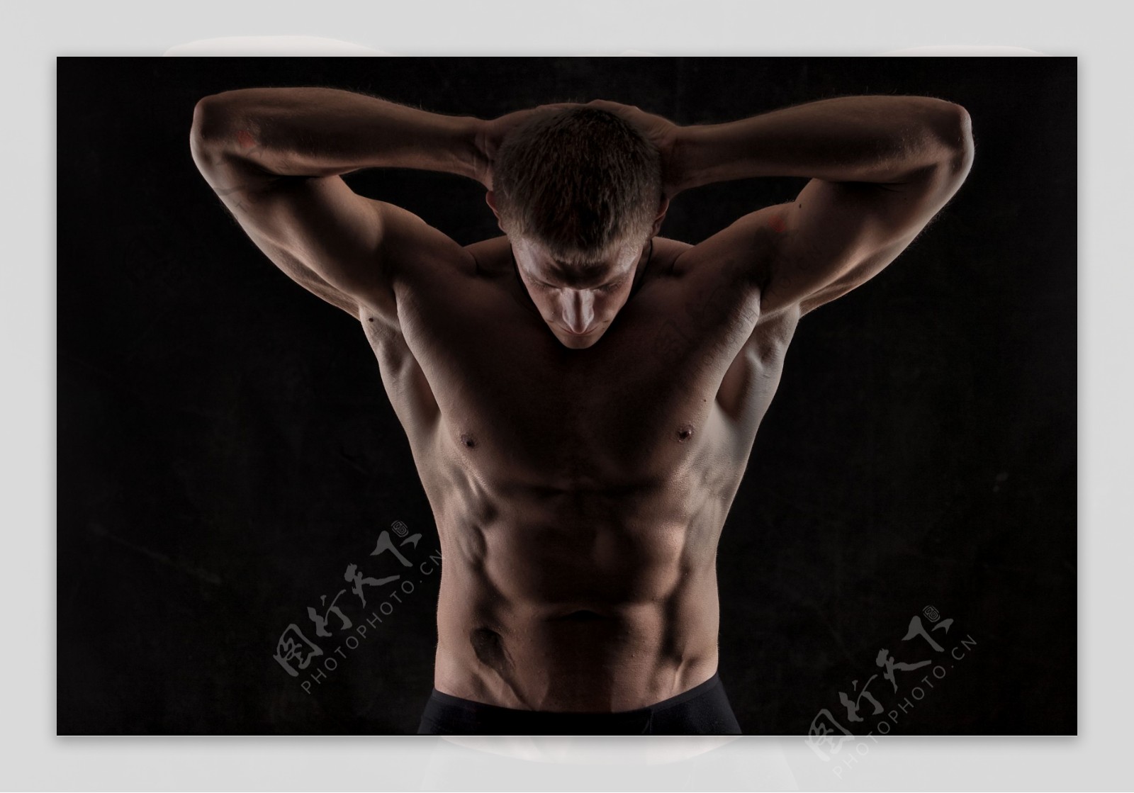 抱头展示肌肉的男人图片